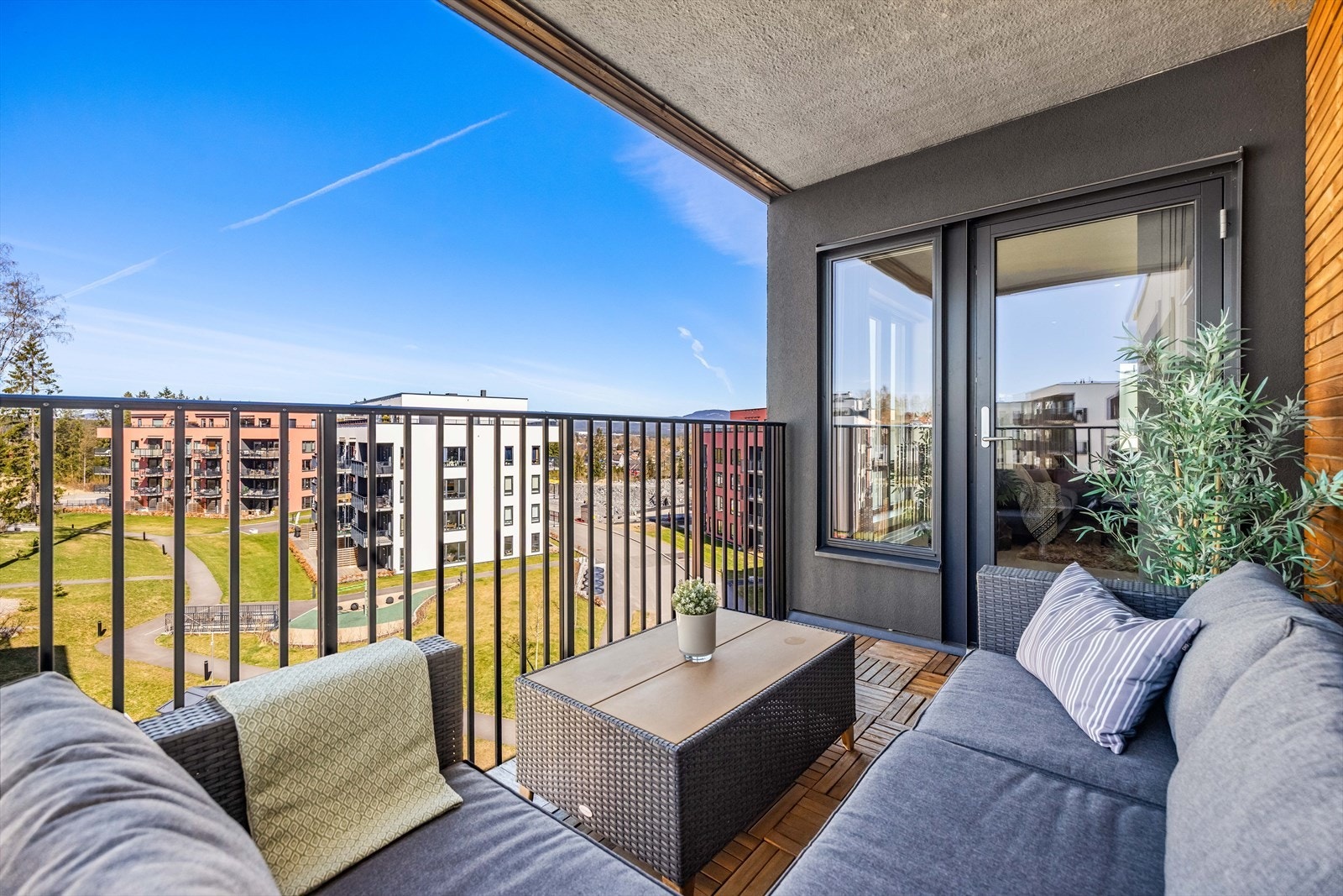 Flytt rett inn på Råholtåsen - nyere og strøken selveierleilighet på toppen i Nedre Grindaveg 112. Galleribilde