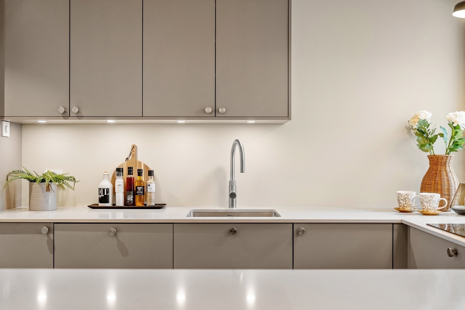 Quooker system i kjøkken kran med kokende vann og iskaldt vann Galleribilde