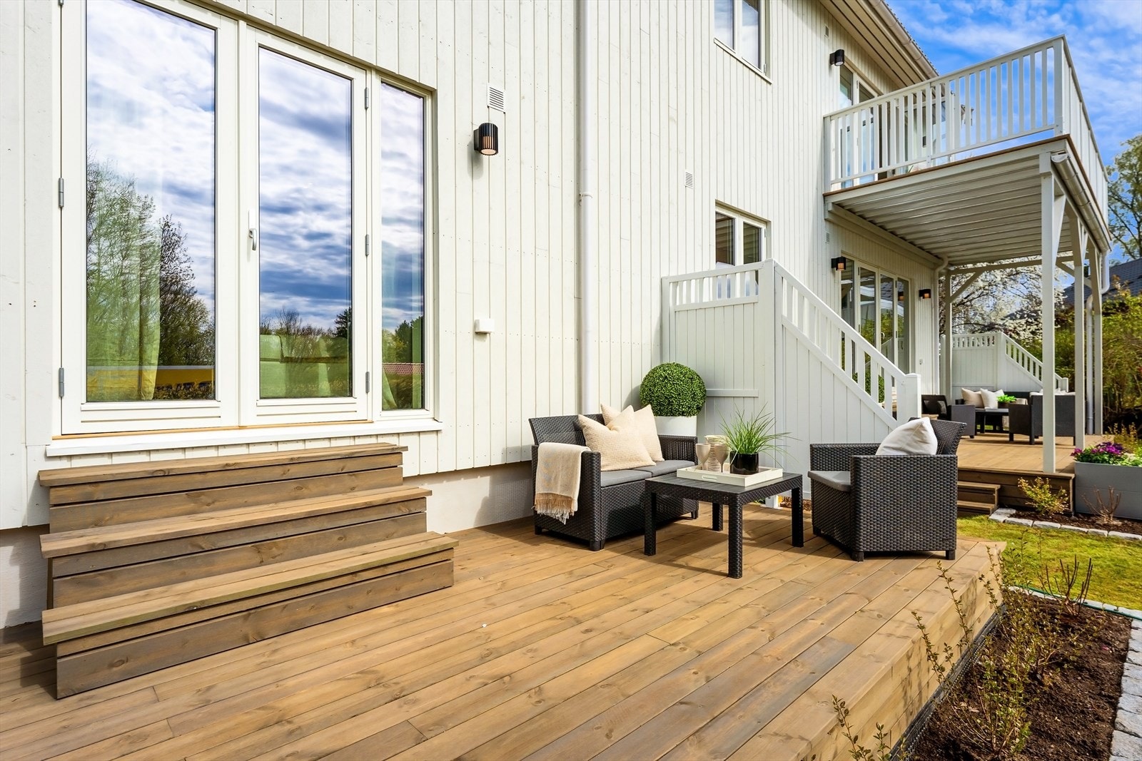Solrik sydvestvendt terrasse bygget med eksklusive Møre Royal terrassebord Galleribilde