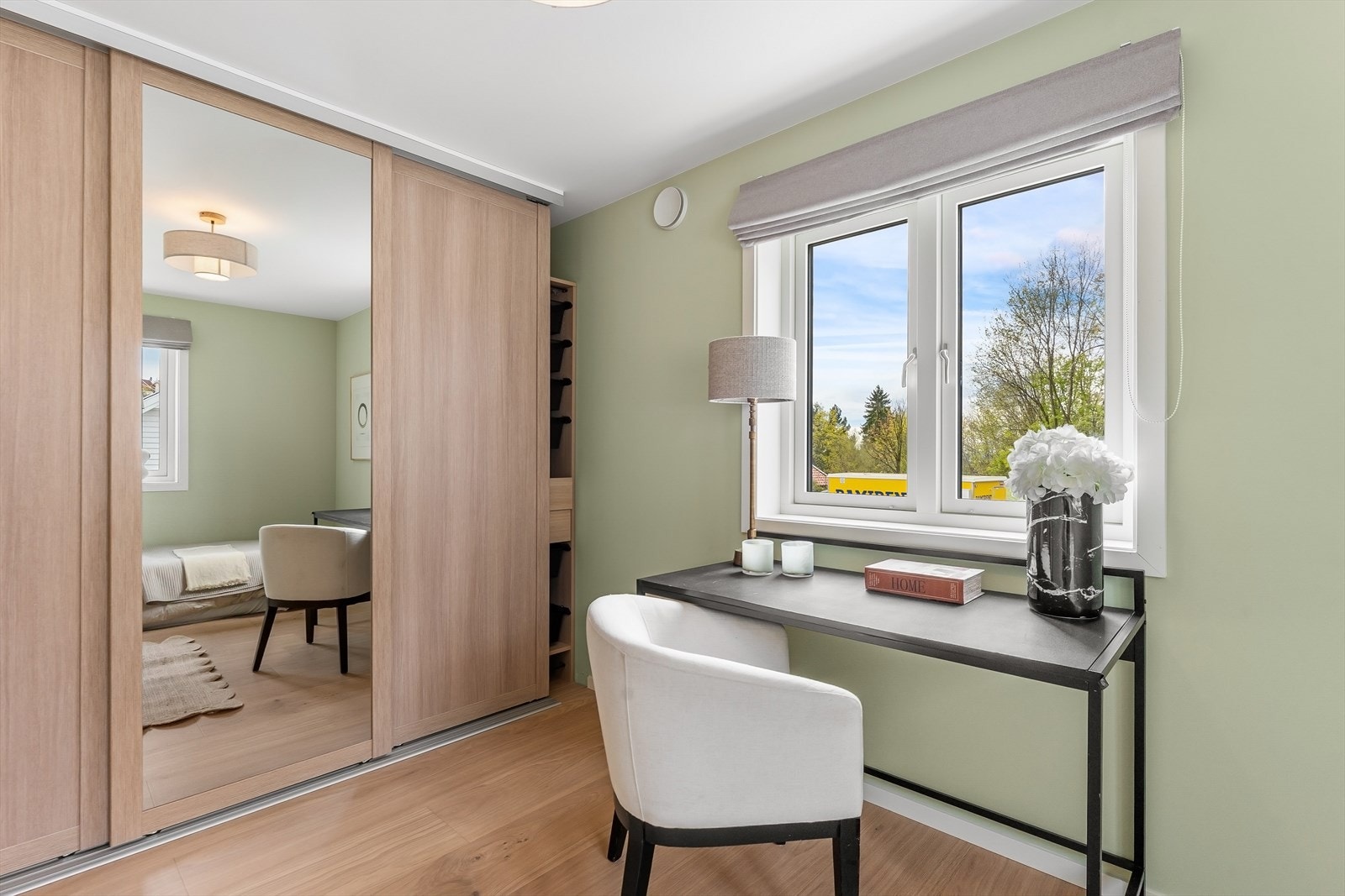 Soverom 2 med stor skyvedørs garderobe Galleribilde