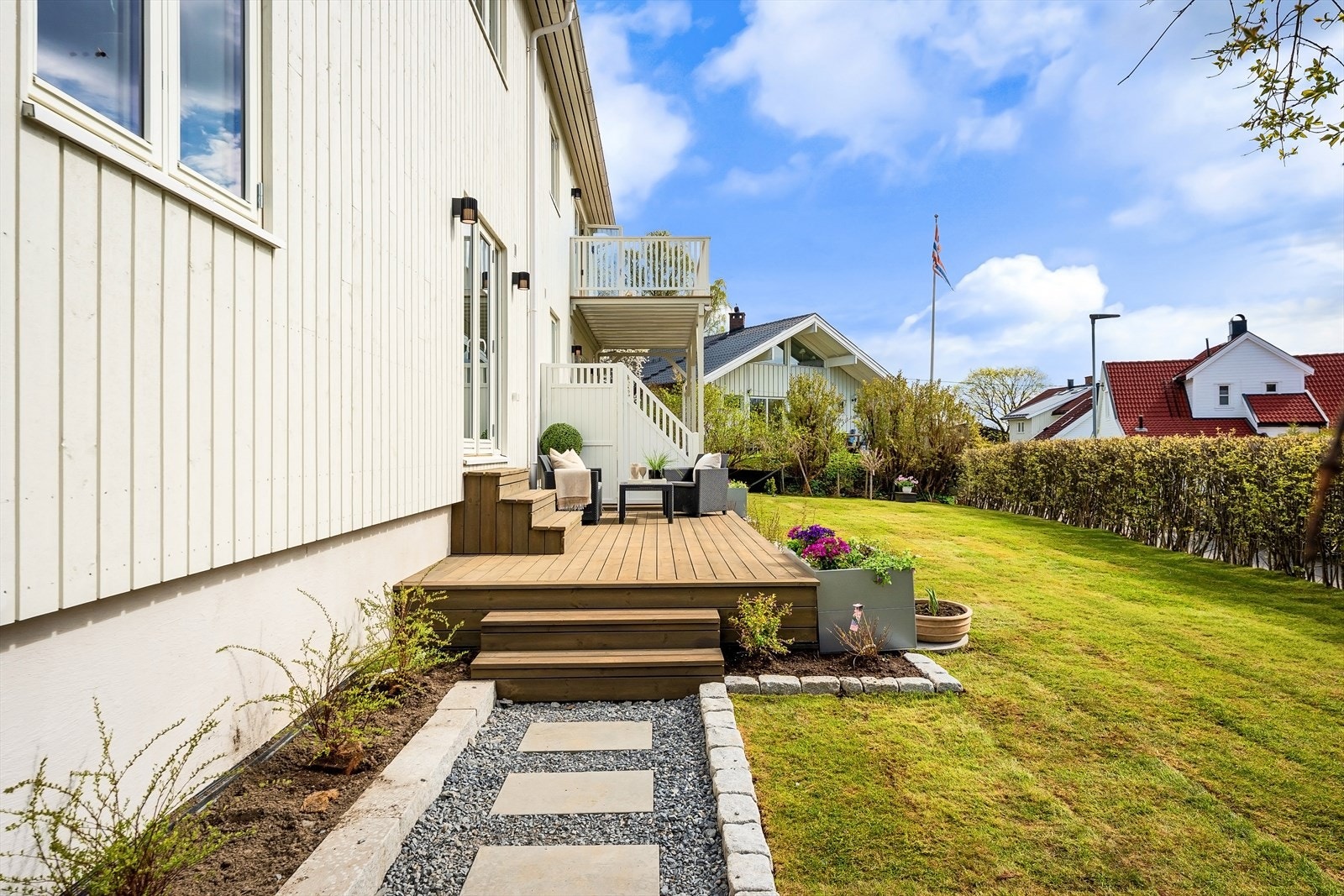 Leiligheten disponerer egen terrasse på ca 14 kvm og nedgang til hage som er felles for de tre seksjonene Galleribilde