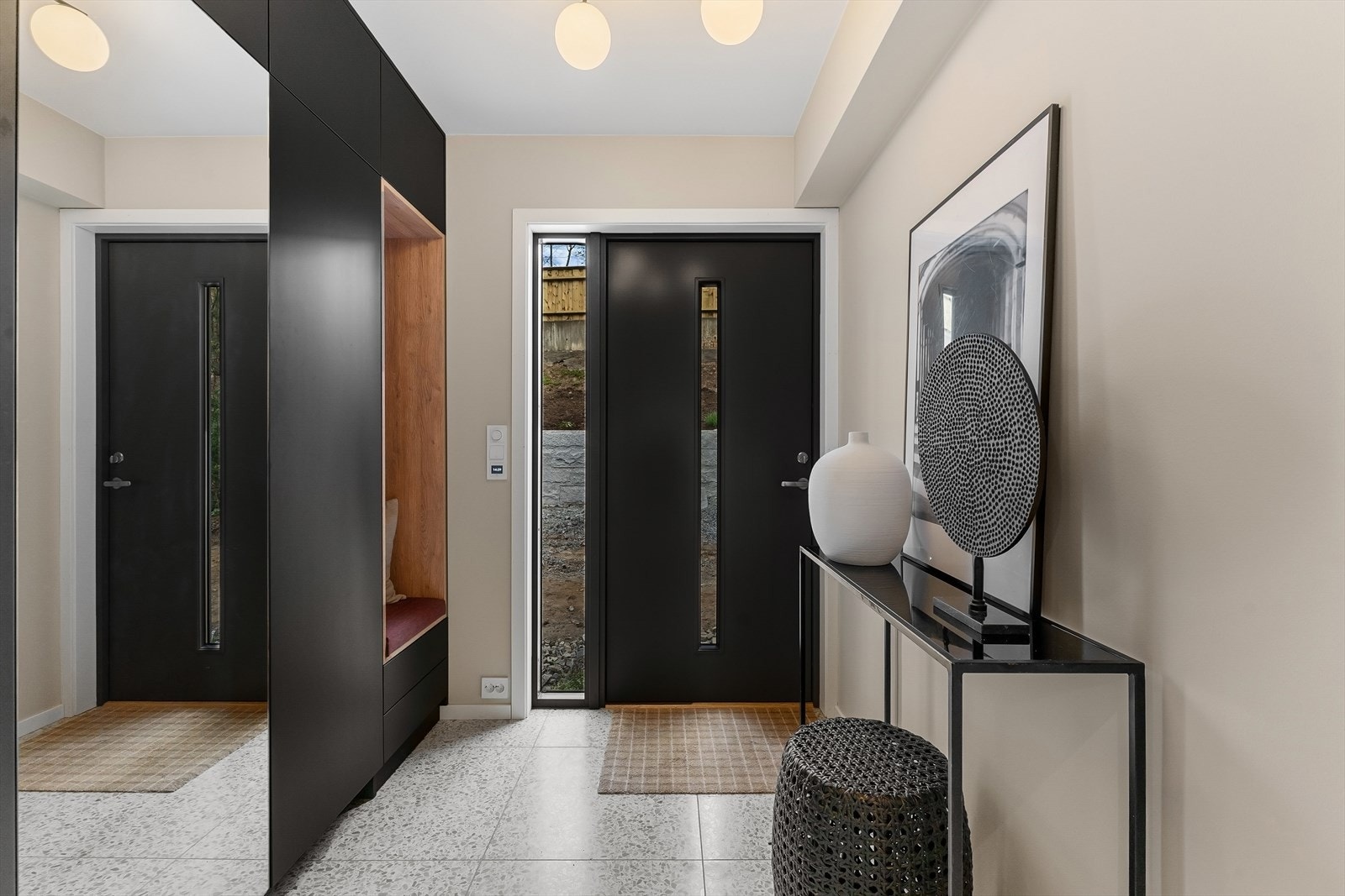 Entrè med plass bygget garderobe løsning og varmekabler under fliser Galleribilde