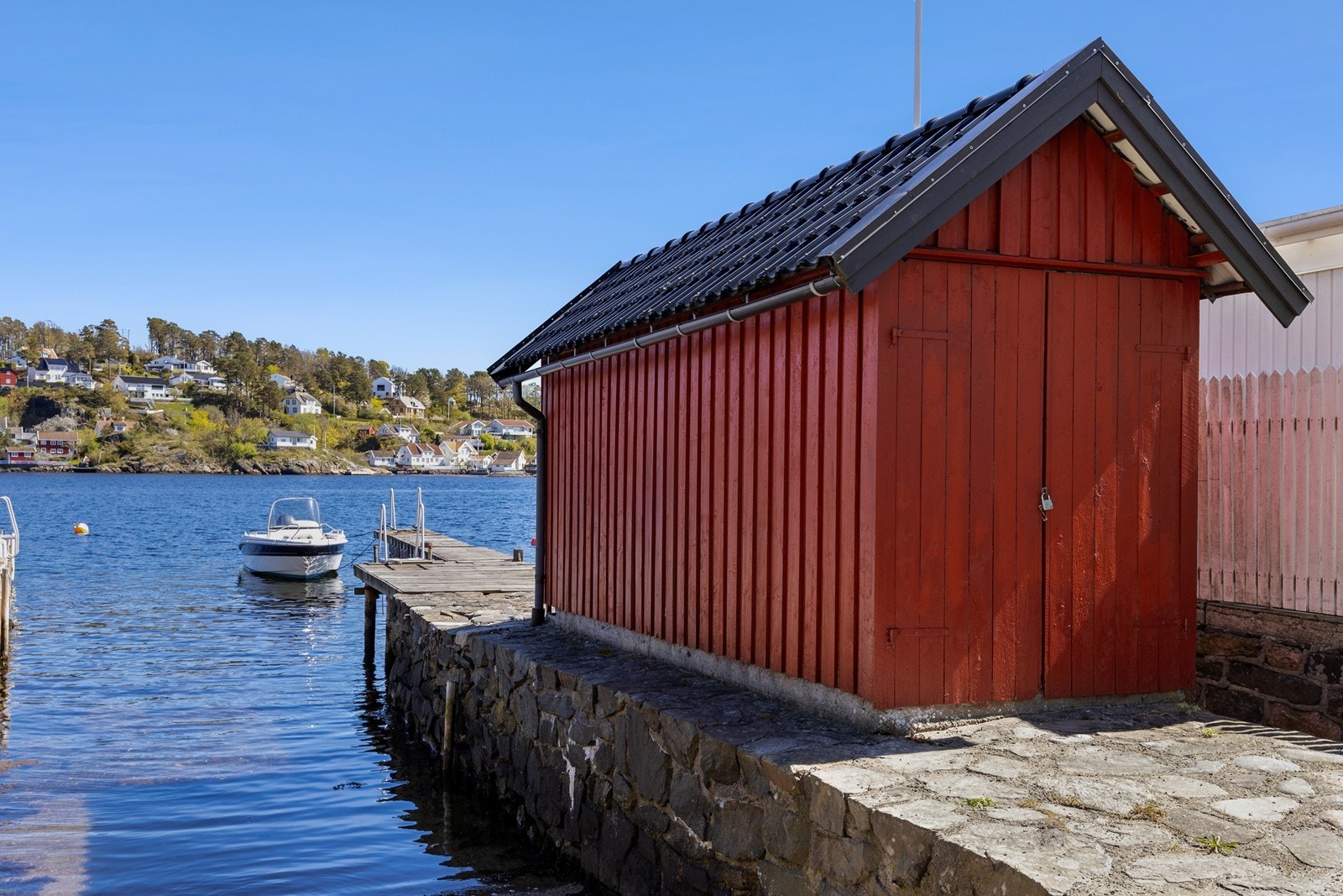 Tinglyst rett på sjøbod og brygge Galleribilde