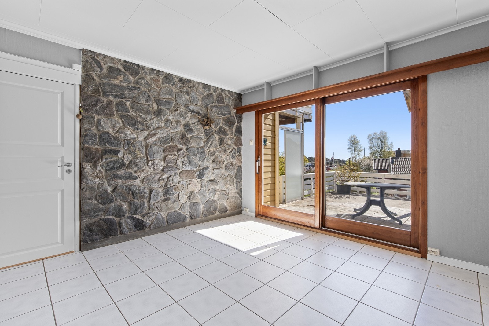 Vinterhagen som fungerer som en naturlig sammenføyning av tilbygget og orginalbygget Galleribilde