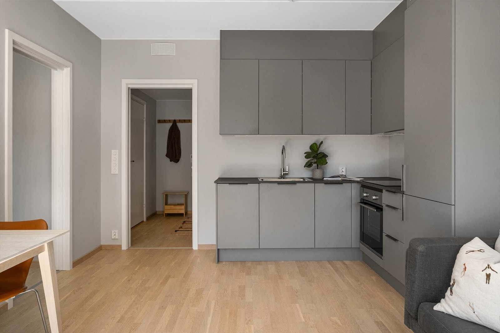 I åpen løsning til stuen finner du leilighetens flotte kjøkken fra HTH. Her får du integrerte hvitevarer fra Electrolux som kjøle-/fryseskap, oppvaskmaskin og stekeovn. Galleribilde