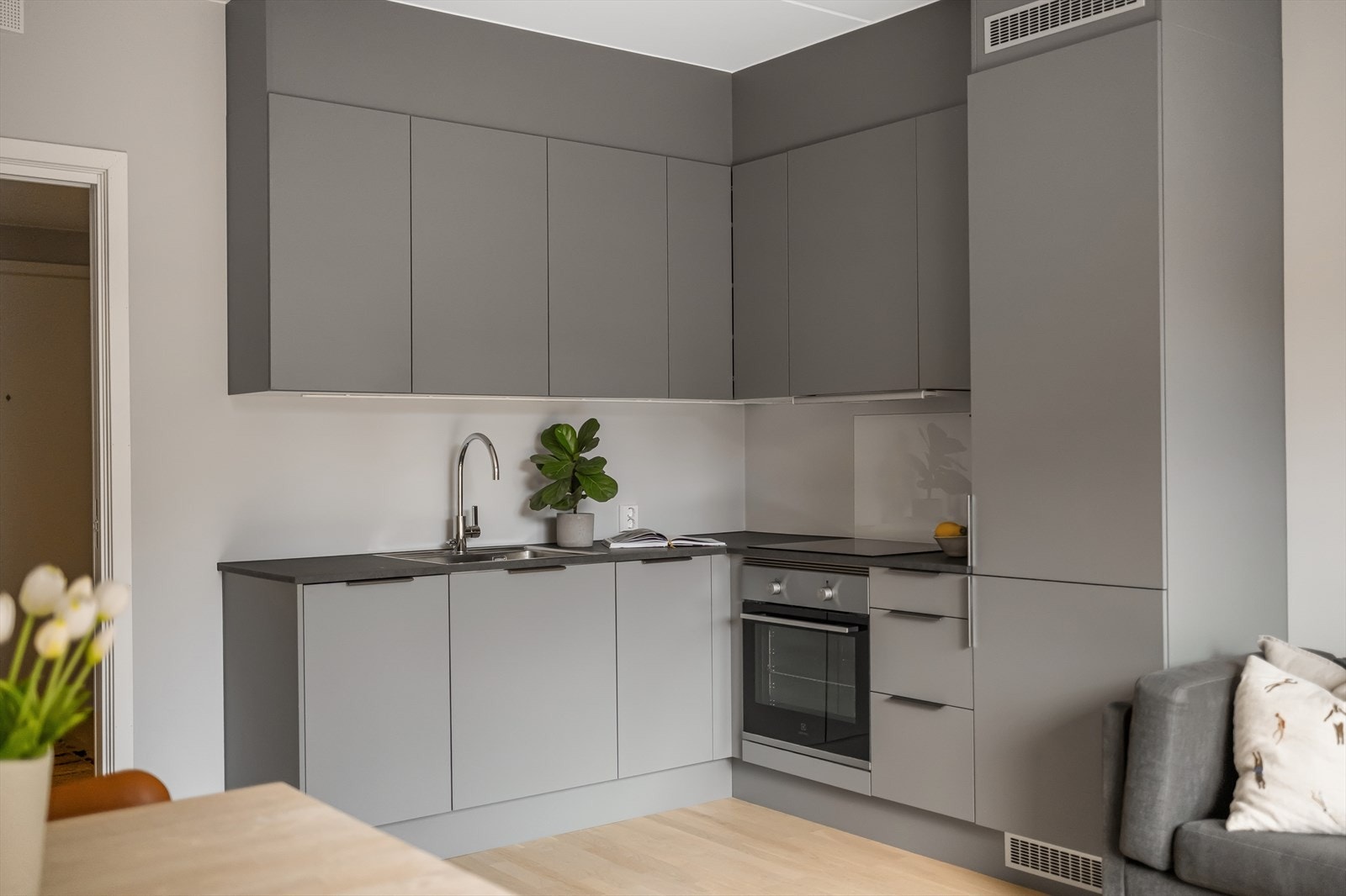 Det er også nedfelt platetopp og vaskekum i benkeplaten. Avtrekk over kokeplassen er tilknyttet anlegg for balansert ventilasjon, som gir god lufting. Galleribilde
