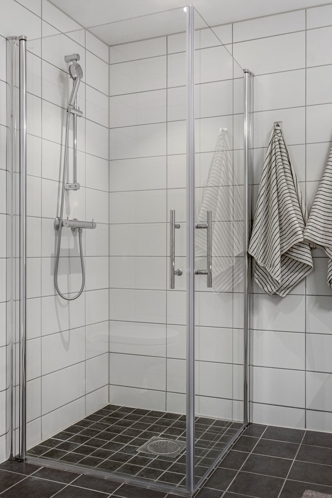 Det er elektriske varmekabler i gulvet og opplegg for vaskemaskin. Galleribilde