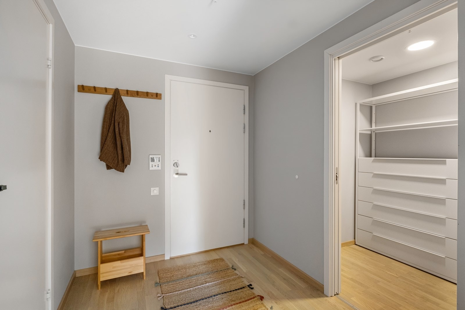 Entréen gir et godt inntrykk av leiligheten og god plass til sko og yttertøy. Herfra er det adkomst til praktisk innvendig bod, bad og stue/kjøkken. Galleribilde