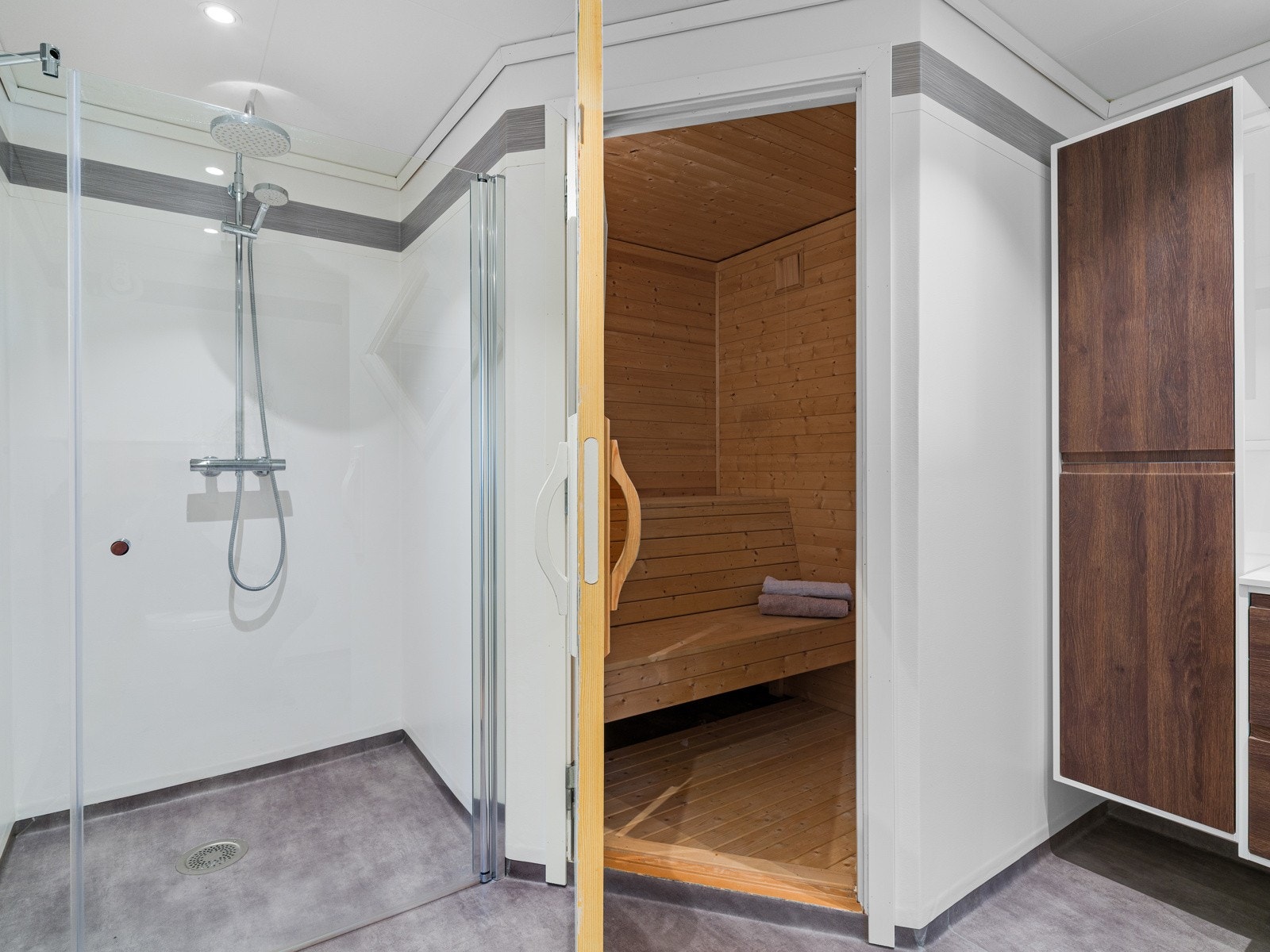 Fra badet er det direkte adkomst til boligens badstue. Galleribilde