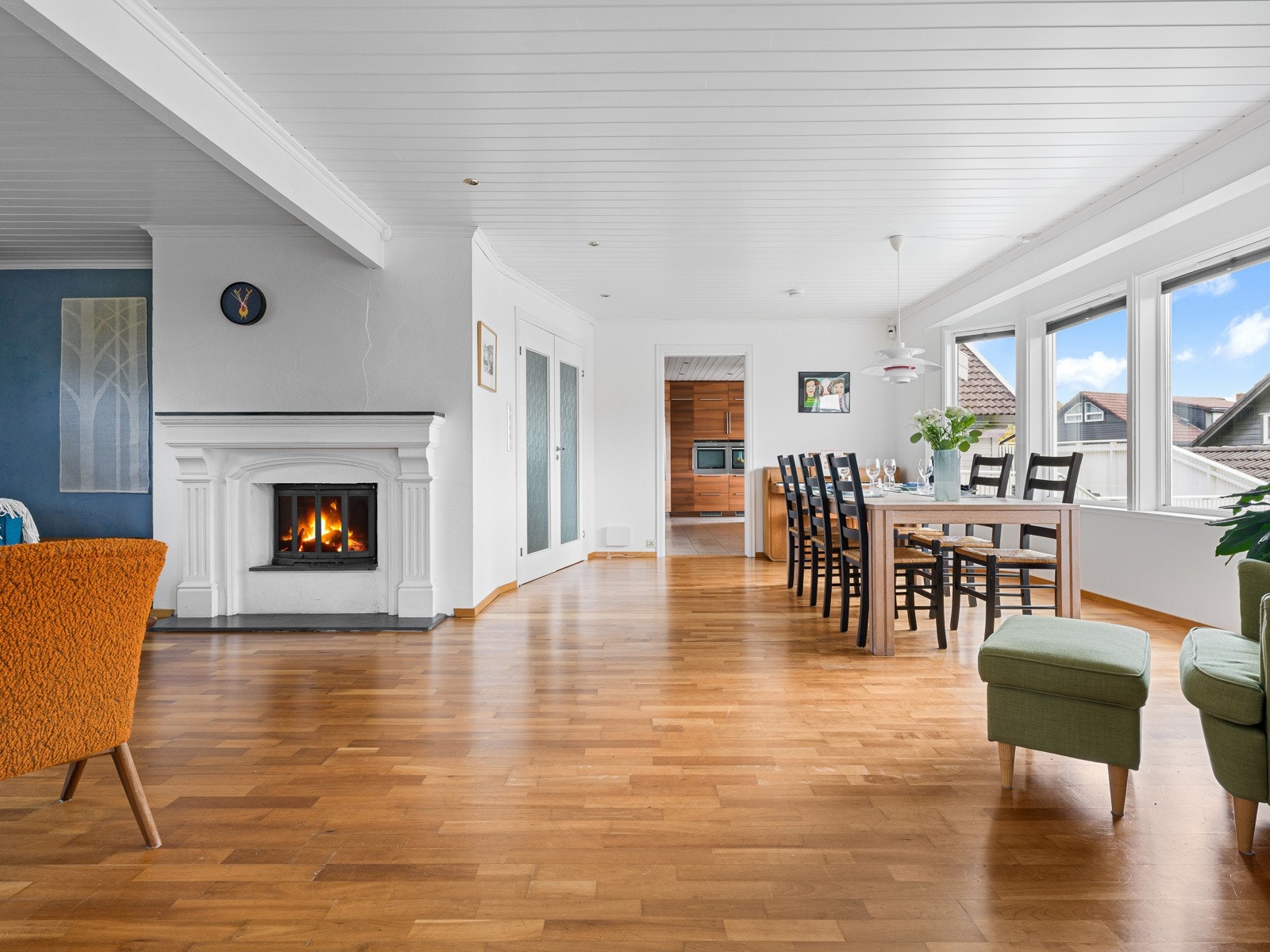 I stuen finnes også en peis som bidrar til en lun og hyggelig atmosfære på kalde dager. Galleribilde