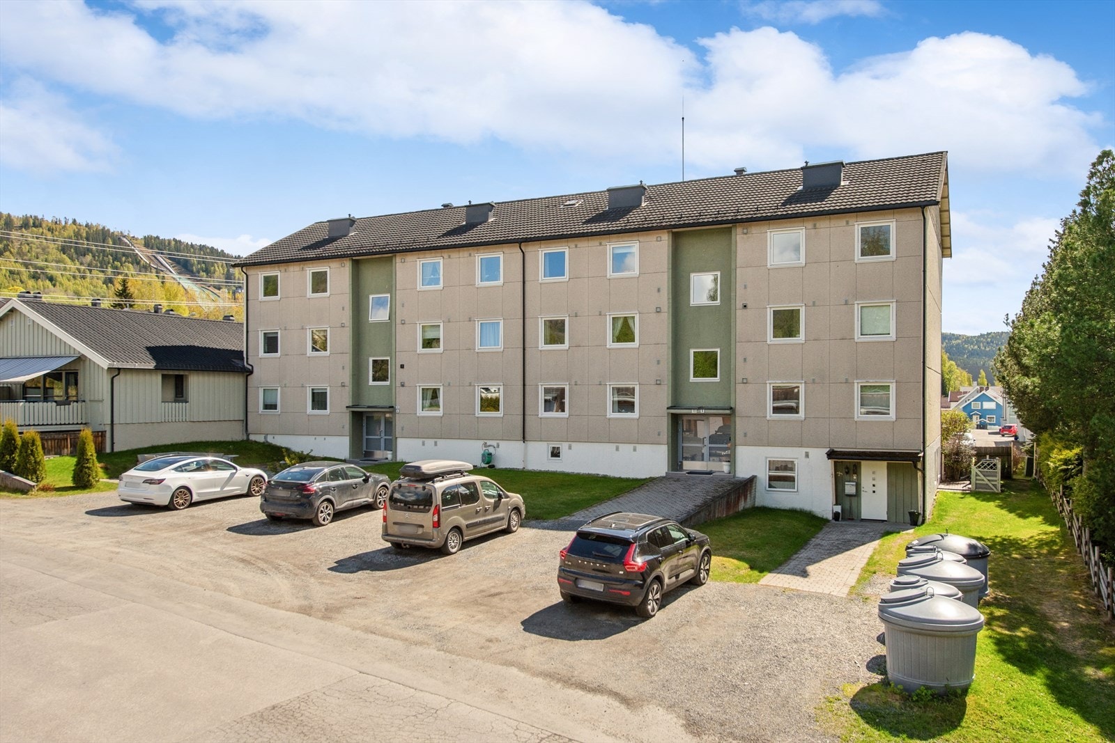 I tillegg til egen garasje er det parkeringsplasser på borettslagets tomt som fritt kan benyttes. Galleribilde