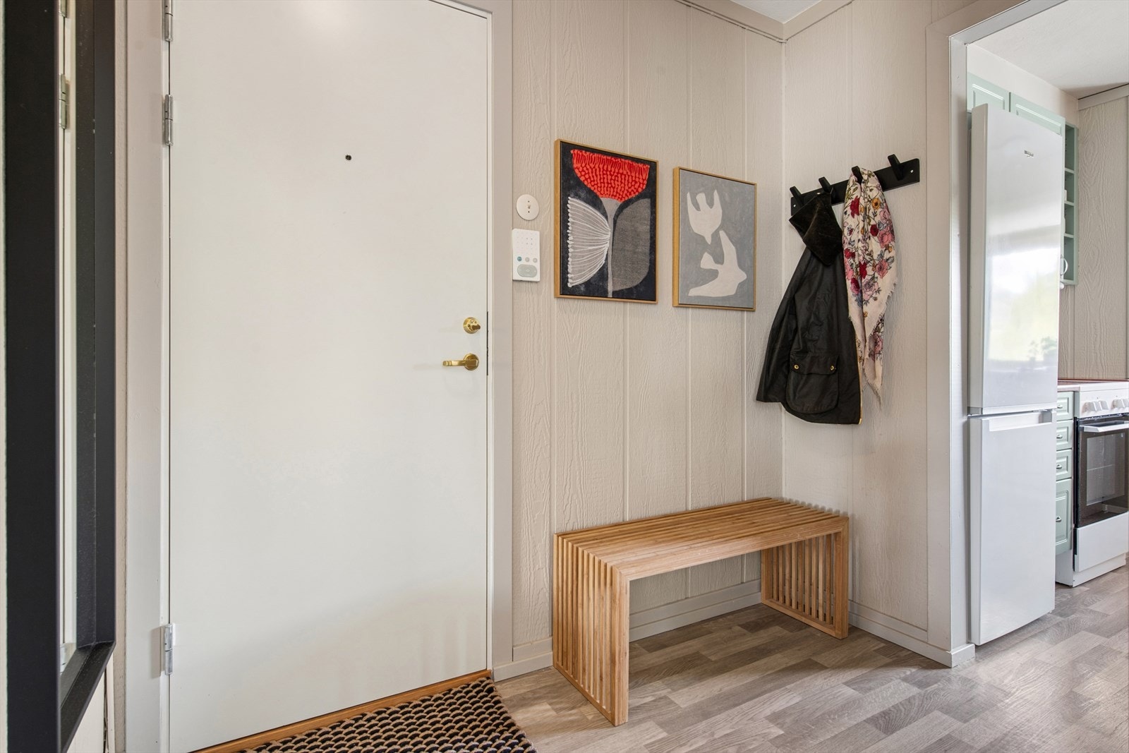 Entréen har en brann- og lydklassifisert inngangsdør for økt trygghet og komfort. Galleribilde