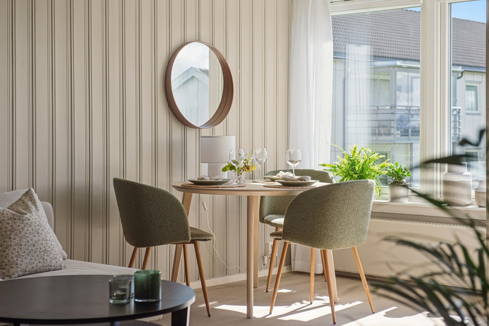 Vinduene i leiligheten er fra 2017 og har 3-lags glass med utvendig aluminiumsbekledning. Galleribilde