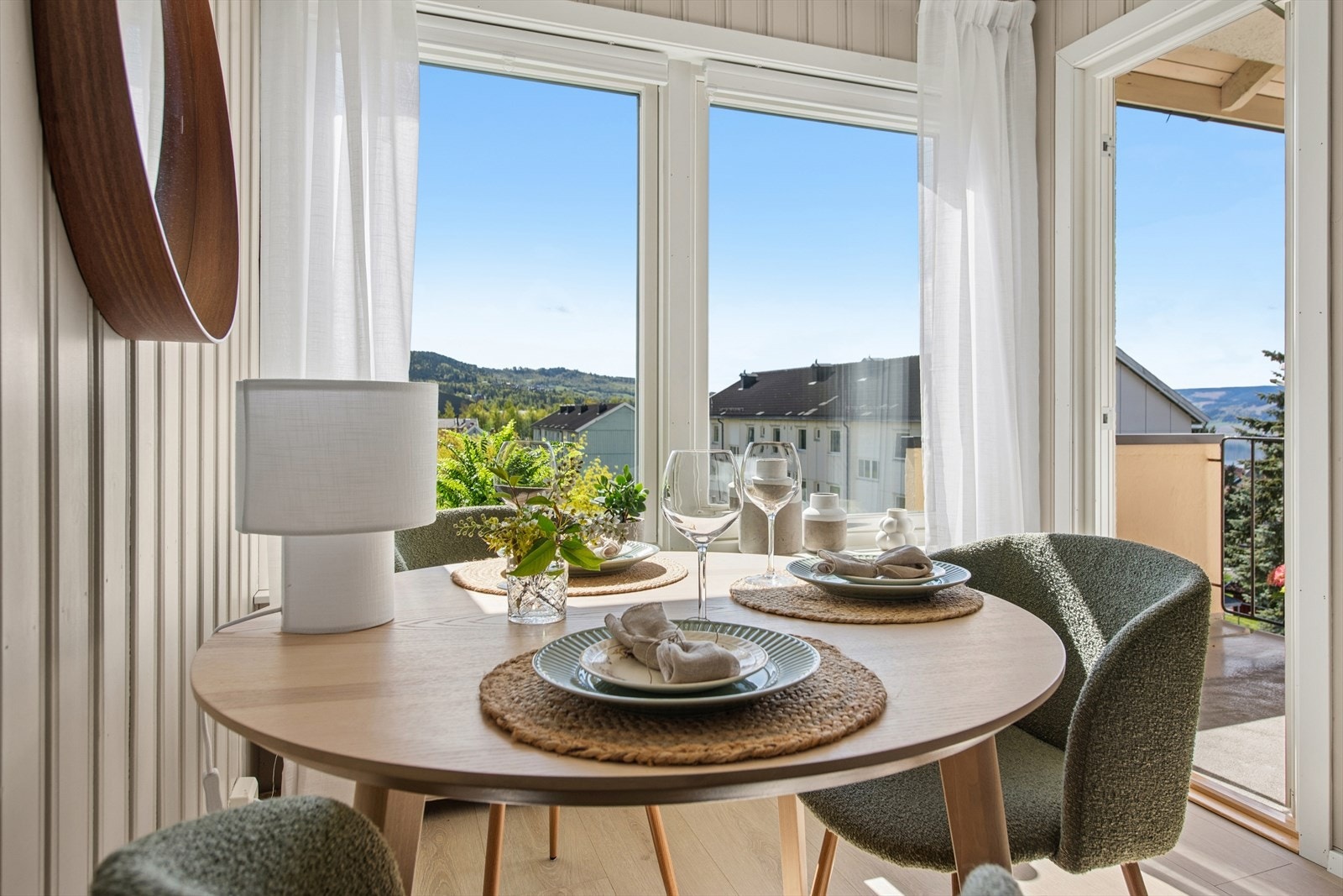 Spiseplassen er praktisk plassert ved vinduet, med direkte tilknytning til balkongen. Galleribilde