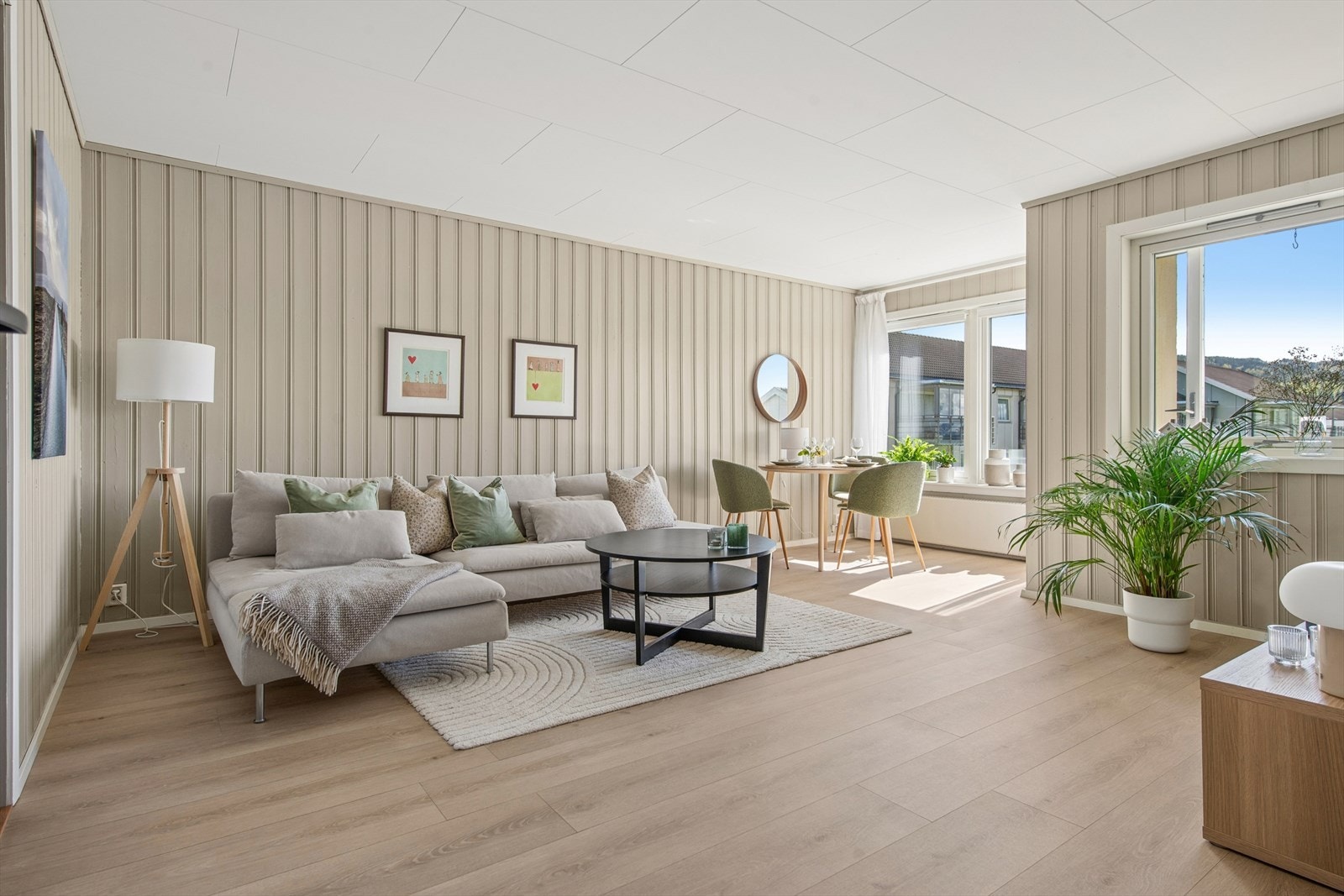 Velkommen til denne gjennomgående 2-roms leiligheten i Randgård Borettslag. Galleribilde
