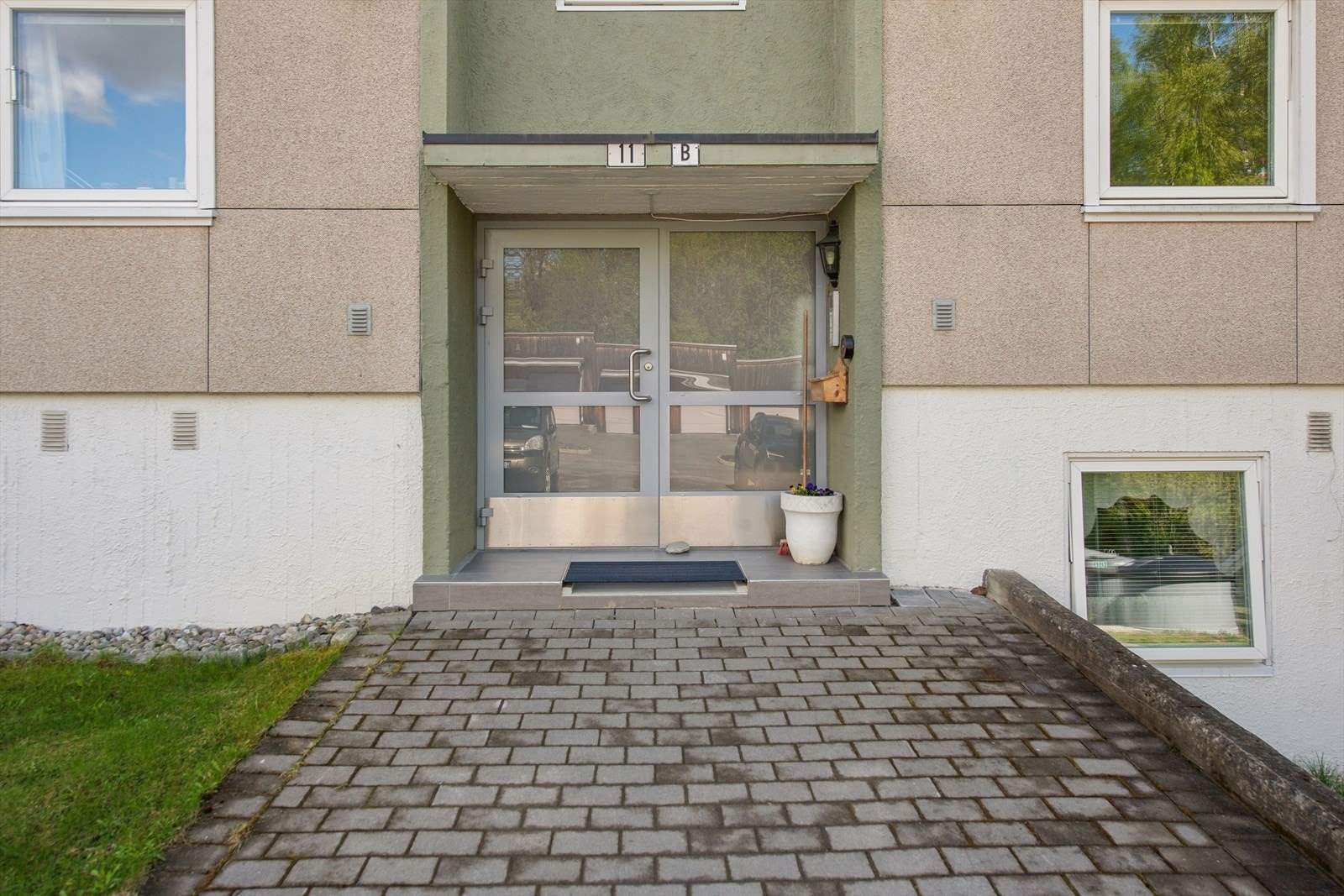 Felles inngangsparti med adkomst til leilighetene via trappegang. Galleribilde