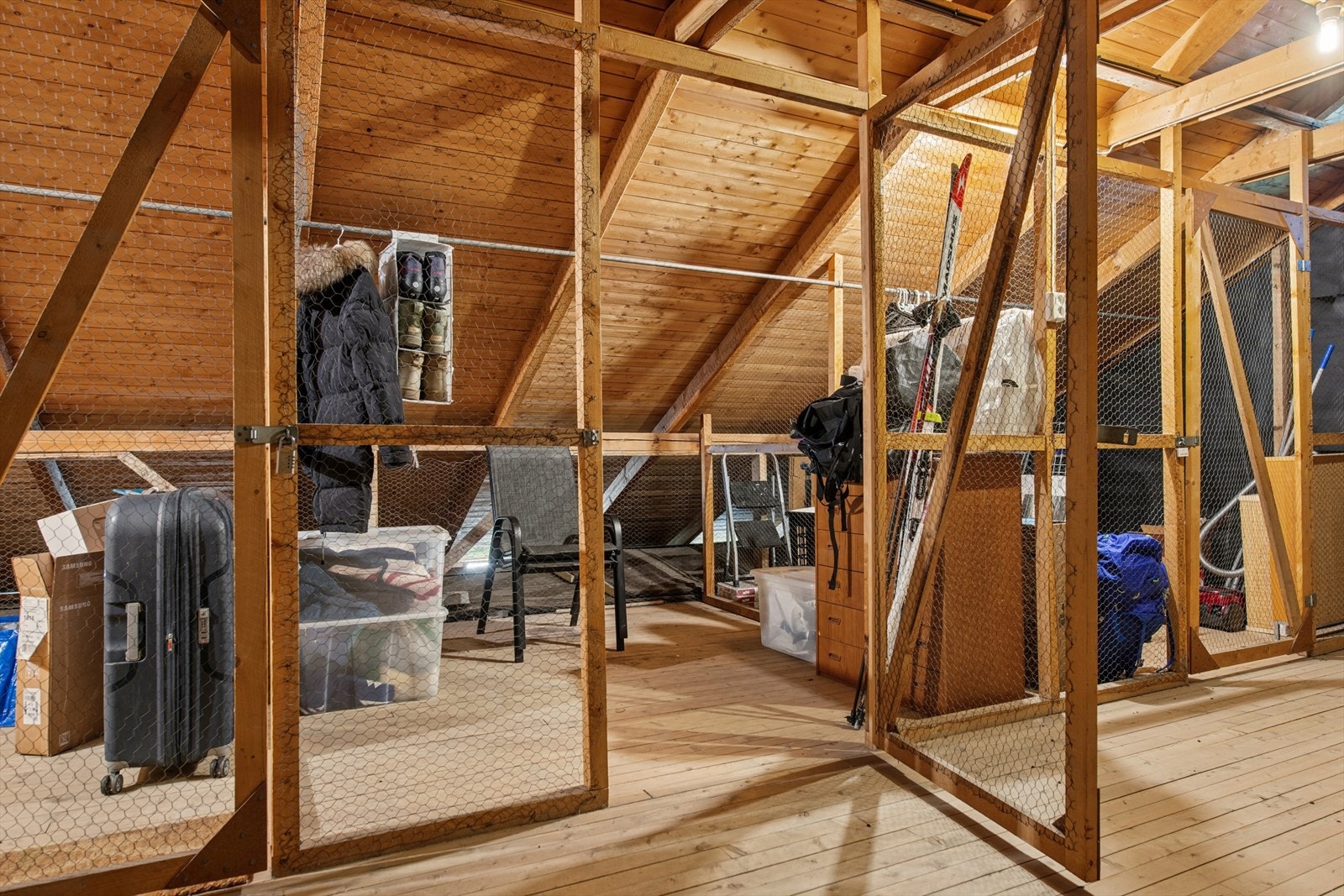 I tillegg medfølger en bod på loftet på ca. 4 m², som gir ytterligere lagringsmuligheter. Galleribilde