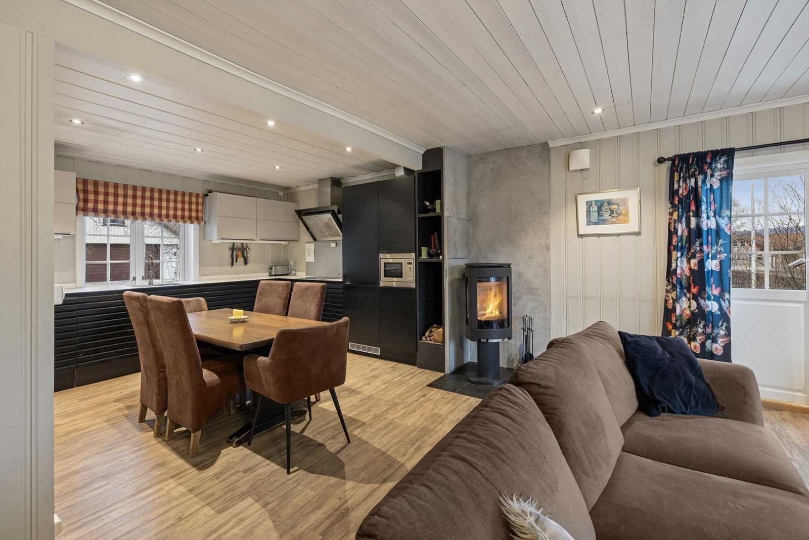 Åpen stue/kjøkkenløsning. Galleribilde