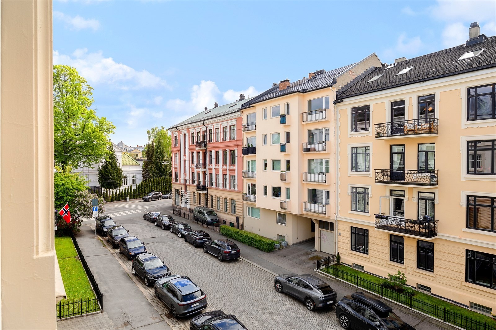 Fra leiligheten er det kort vei til Frognerparken hvor man kan nyte spaserturer blant spennende kunst eller til fine treningsturer. Galleribilde
