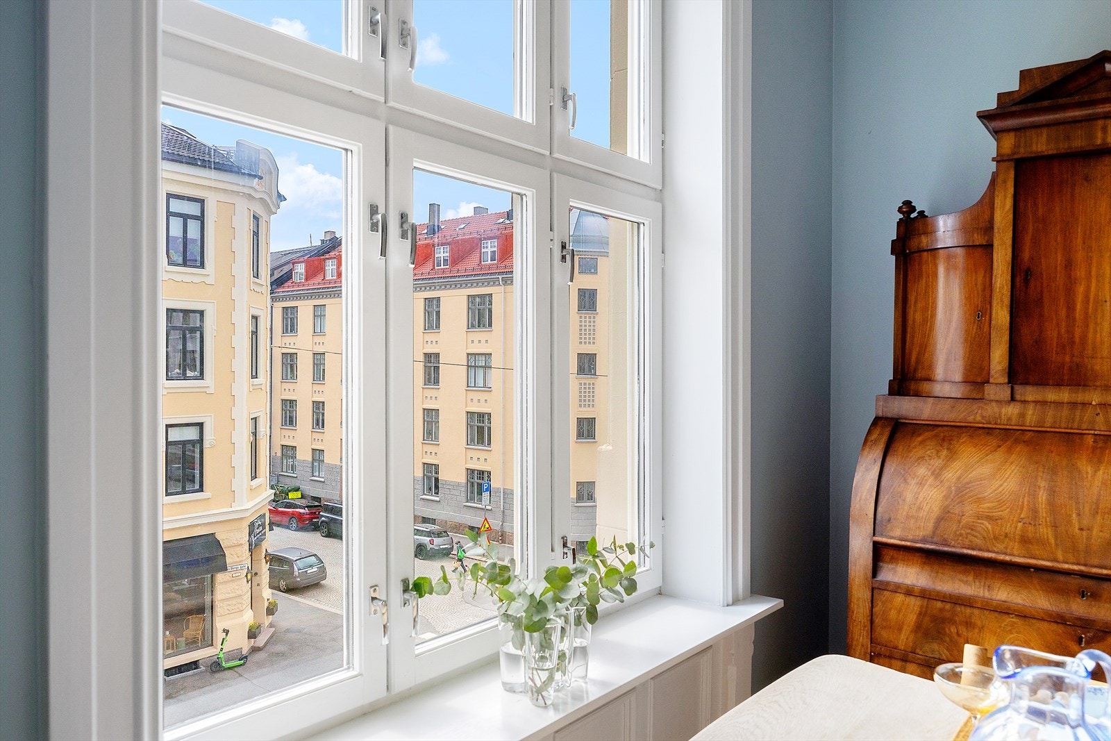 Hyggelig utsyn mot rolige gater fra spisestuen. Galleribilde