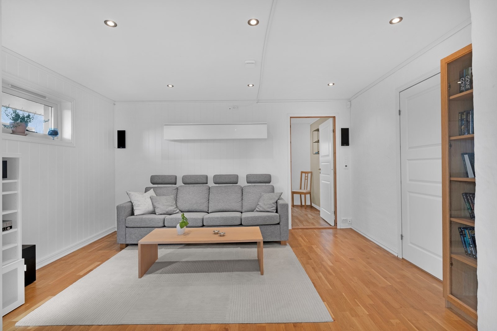 Stor kjellerstue med parkett på gulv og downlights i tak Galleribilde