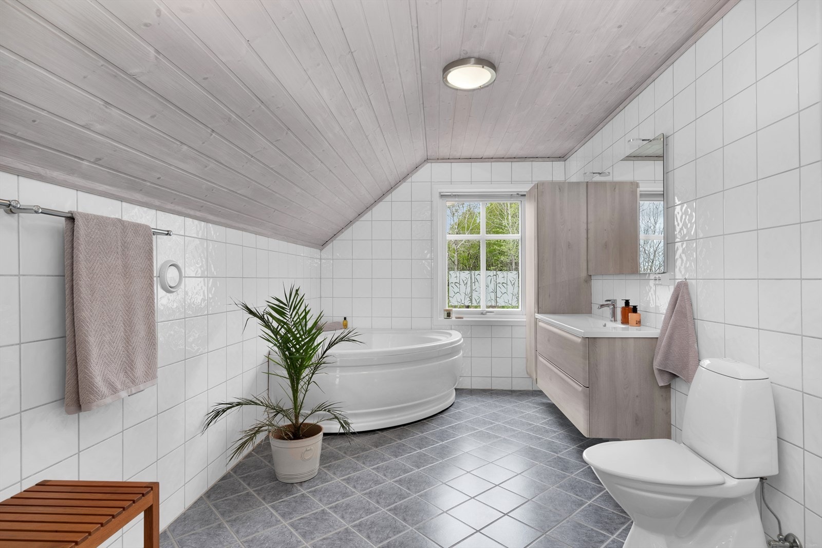 2. etg: Stort hefliset bad med varme i gulv Galleribilde