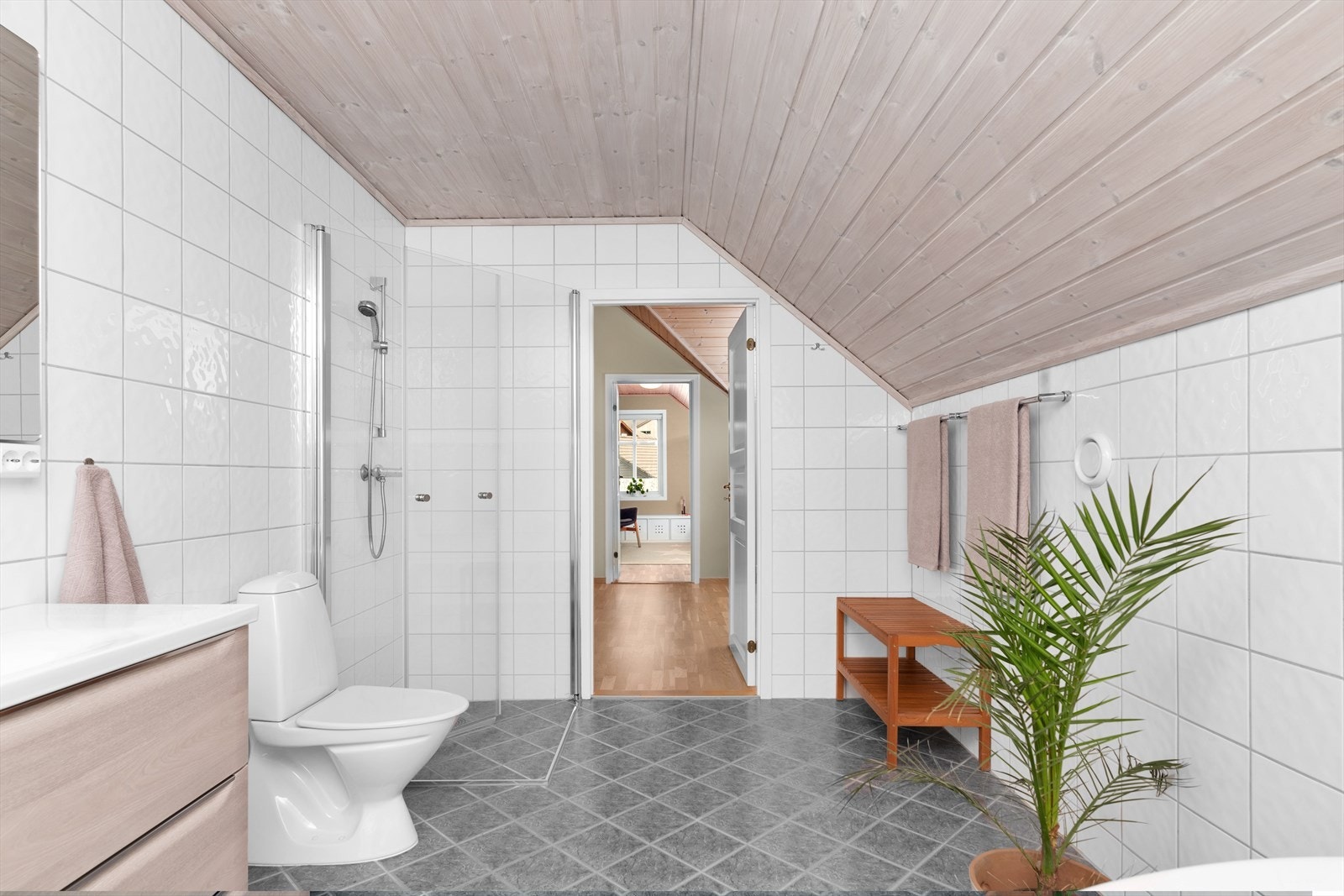 2. etg: Badet er innredet med moderne baderomsinnredning (2022), toalett, badekar og dusjhjørne Galleribilde