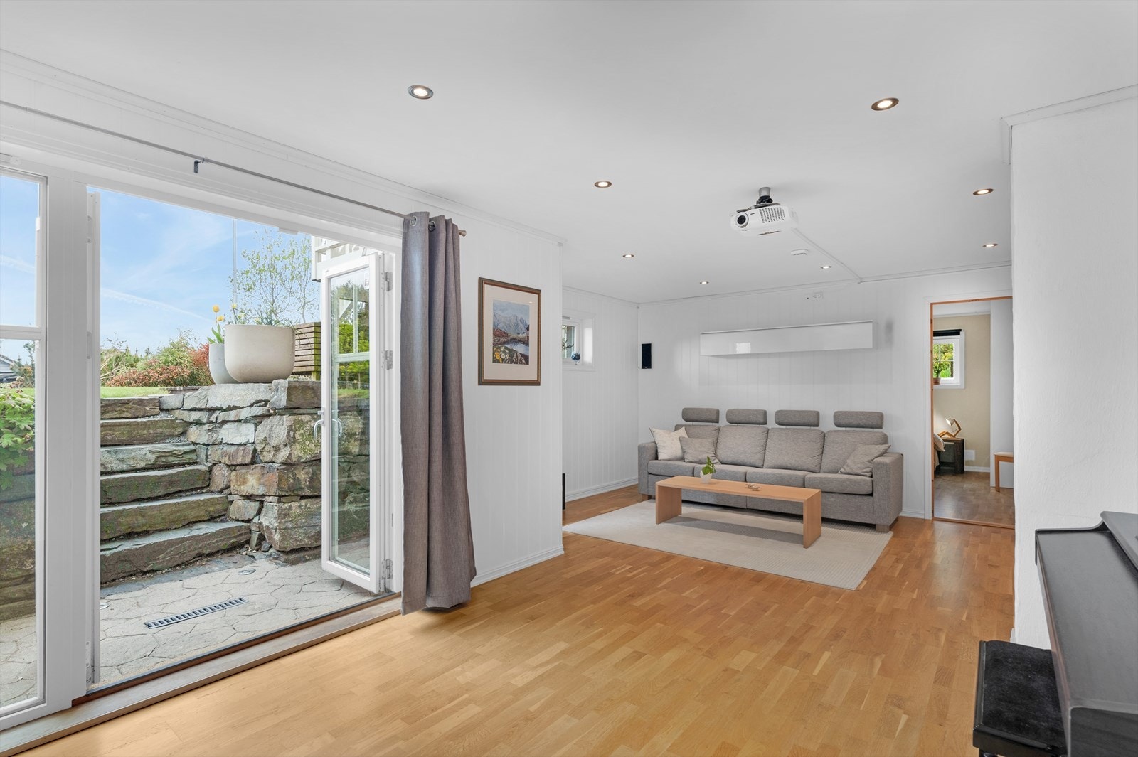 Kjellerstue med utgang til uteplass og hagen Galleribilde