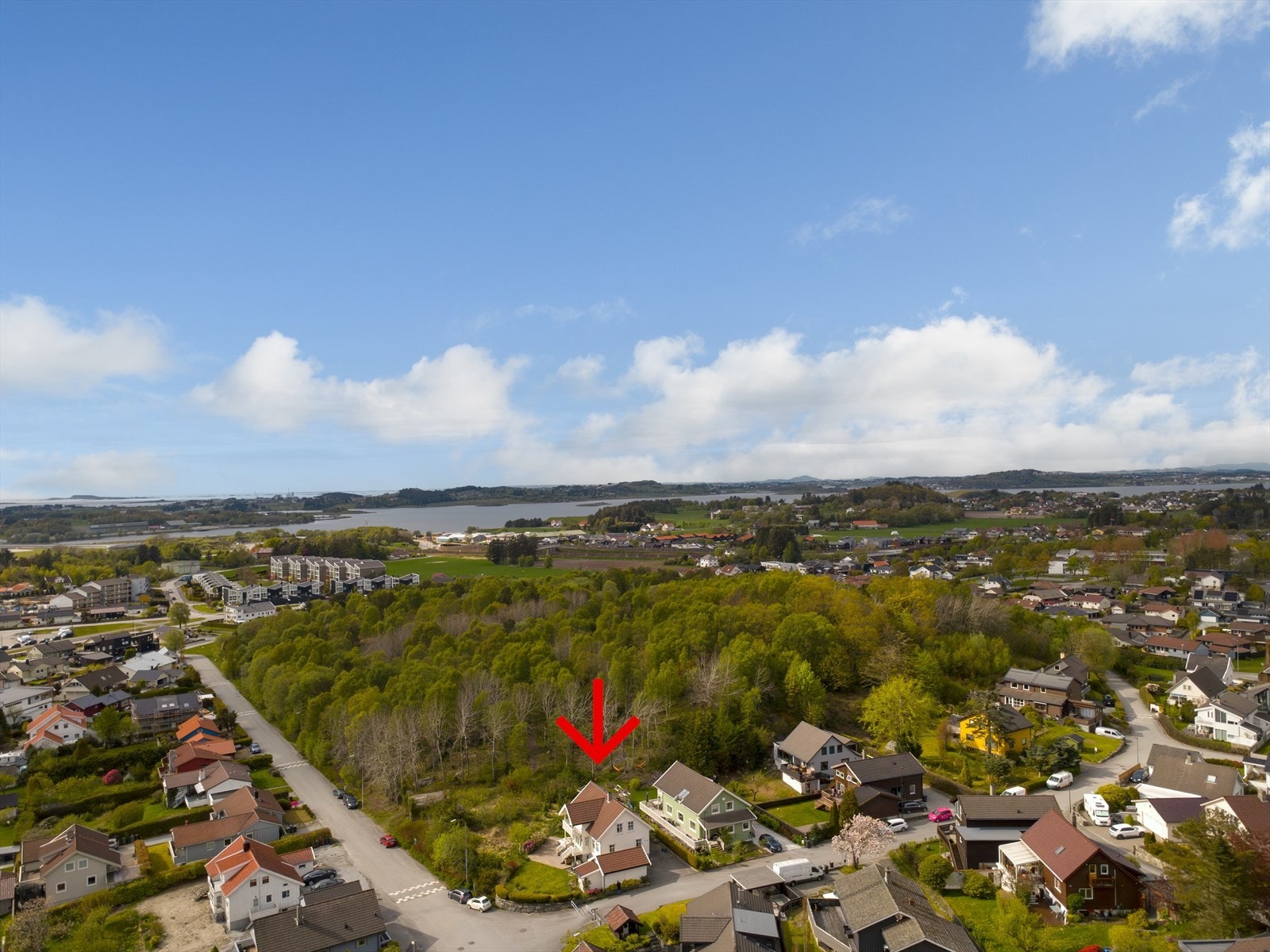 Eiendommen ligger fint til i enden av blindvei, like ved Storaberget friområde Galleribilde