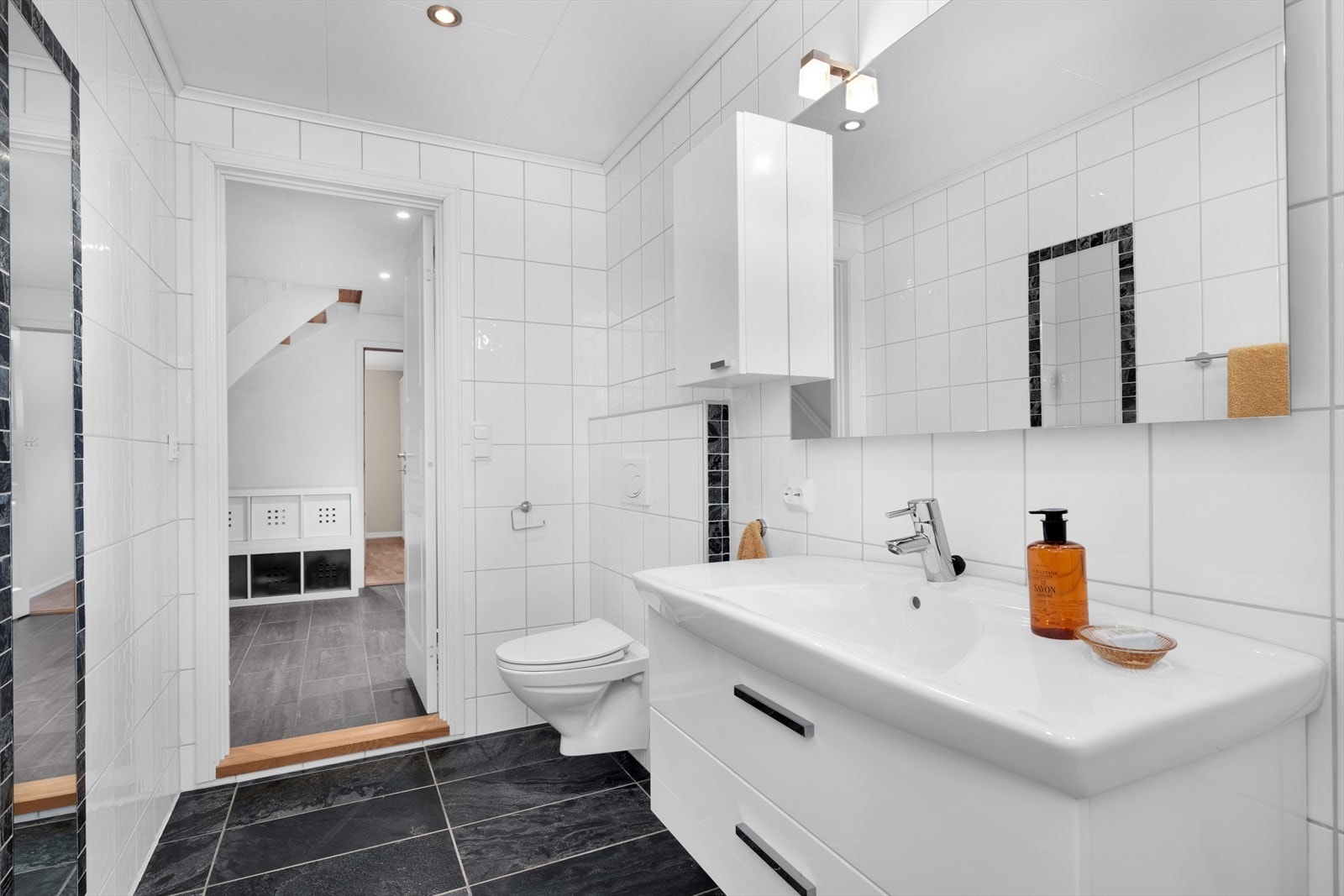 U.etg: Badet er innredet med moderne baderomsinnredning, toalett og dushjørne med glassbyggerstein Galleribilde