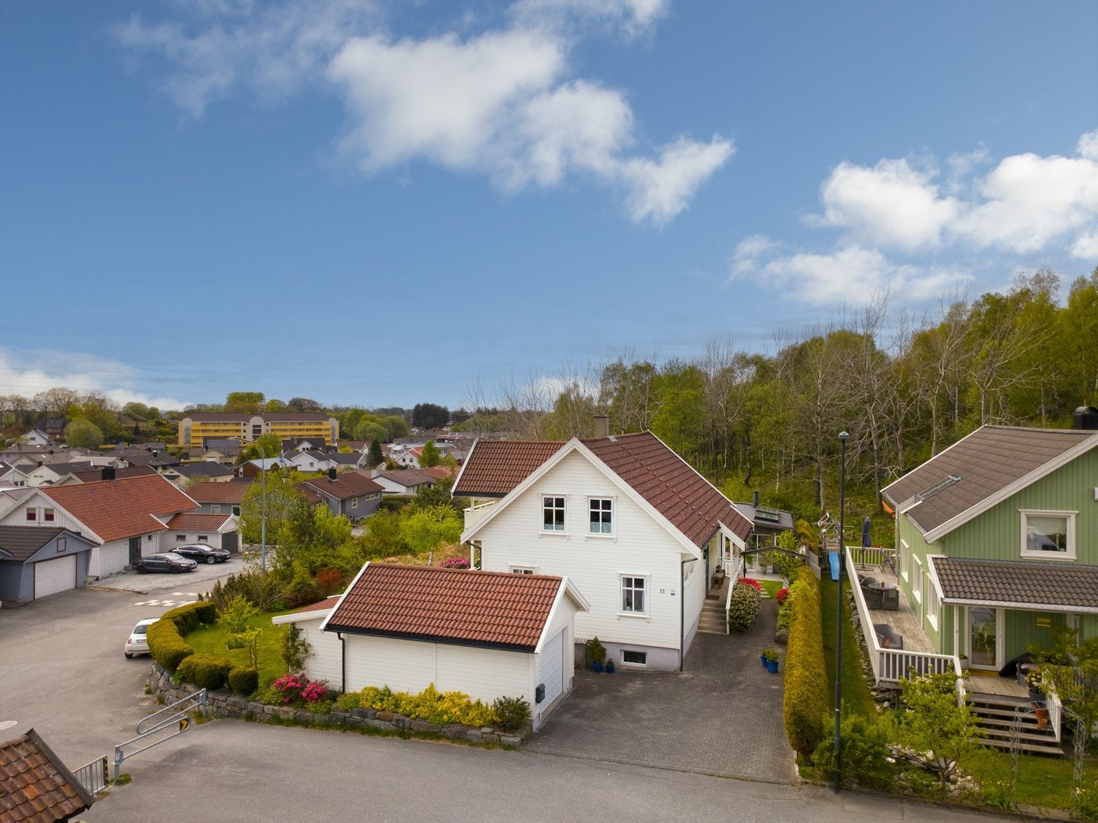 Fint gårdsrom med belegningsstein og parkering i garasje Galleribilde