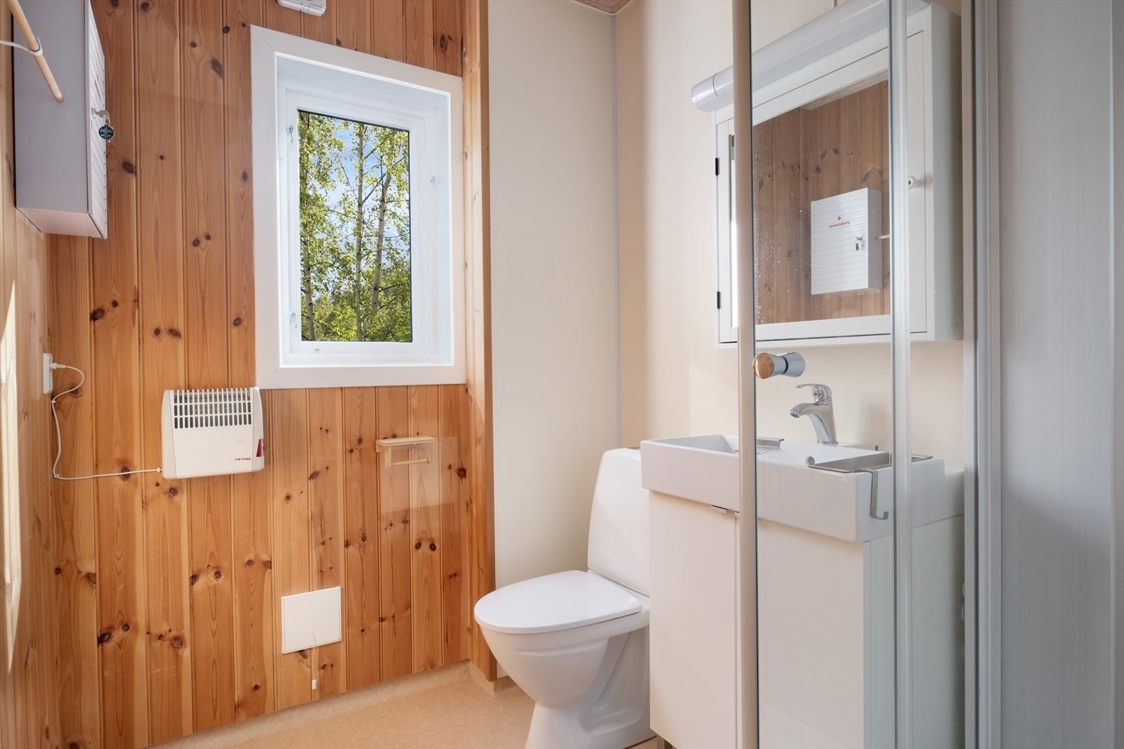 Badet er kombinert med vaskerom og har vinylbelegg på golv og panelomn som varmekjelde. Veggane har panel/tømmer og baderomsplater, og taket har panel. Galleribilde