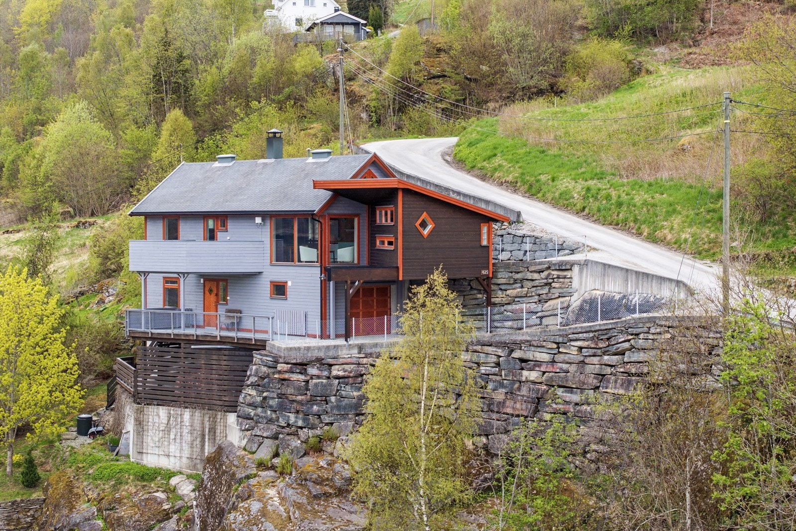Huset har eit moderne preg og glir fint inn i terrenget Galleribilde