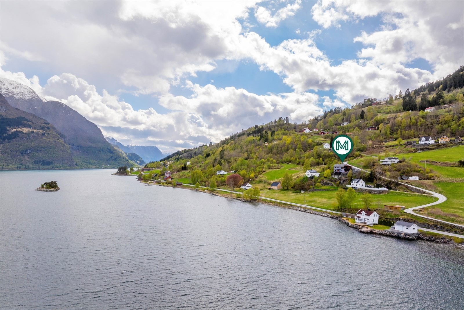 Eigedommen ligg i vakre omgjevnander omkransa av fjell og fjord Galleribilde