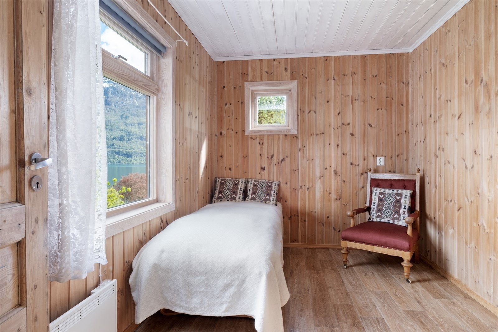 Soverom med plass til seng og garderobeskåp. Galleribilde