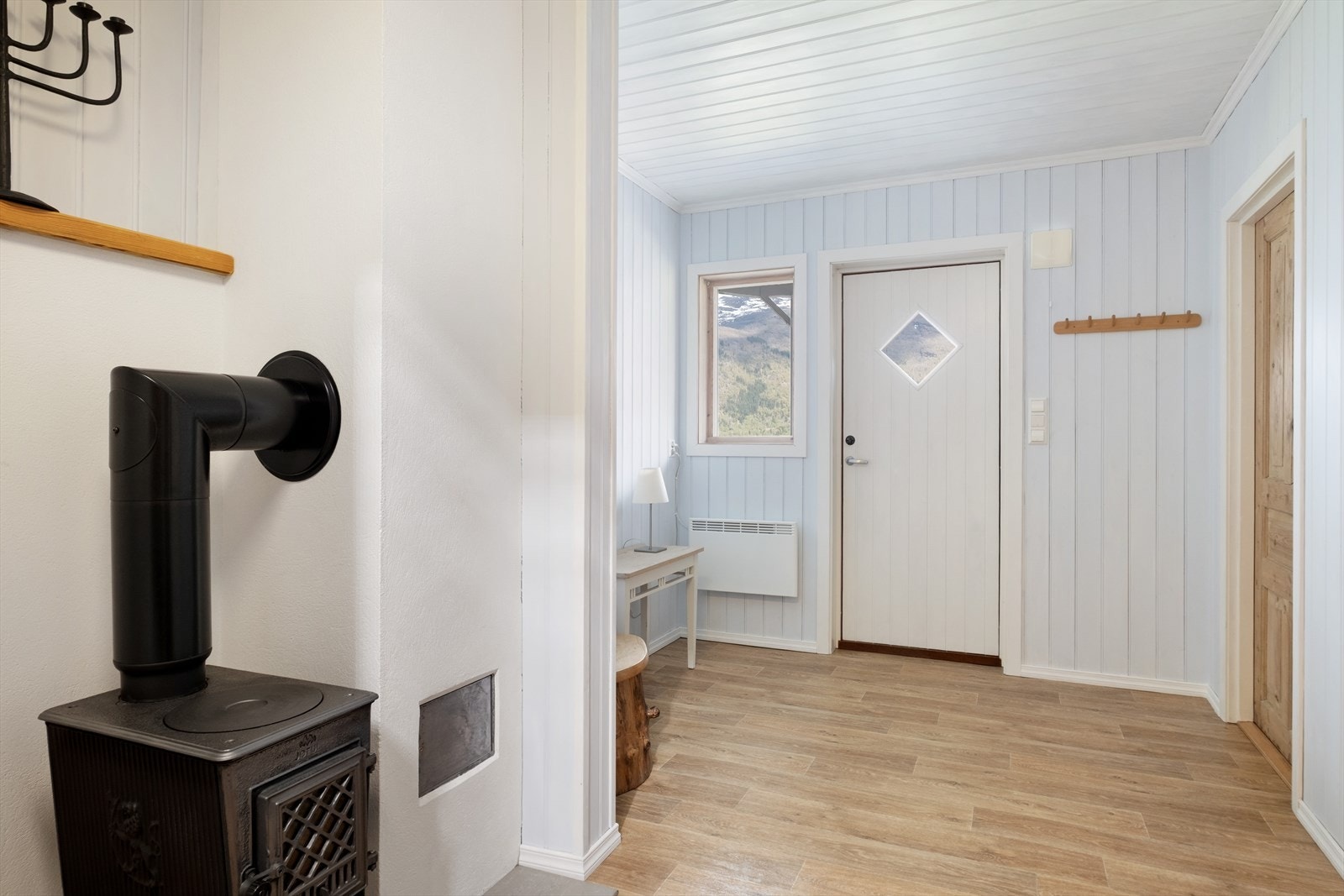 Romsleg gangareal med god plass til oppheng av ytterklede. Galleribilde