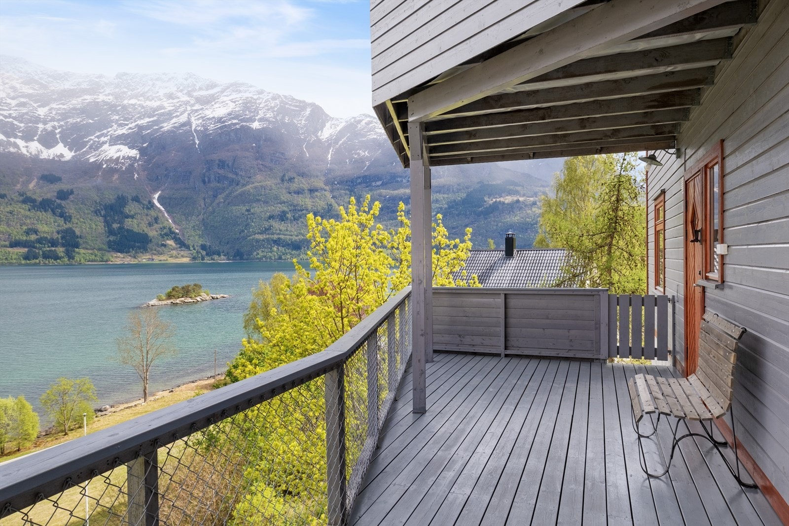 Underetasjen har tilkomst frå tunet og terrasse. Galleribilde