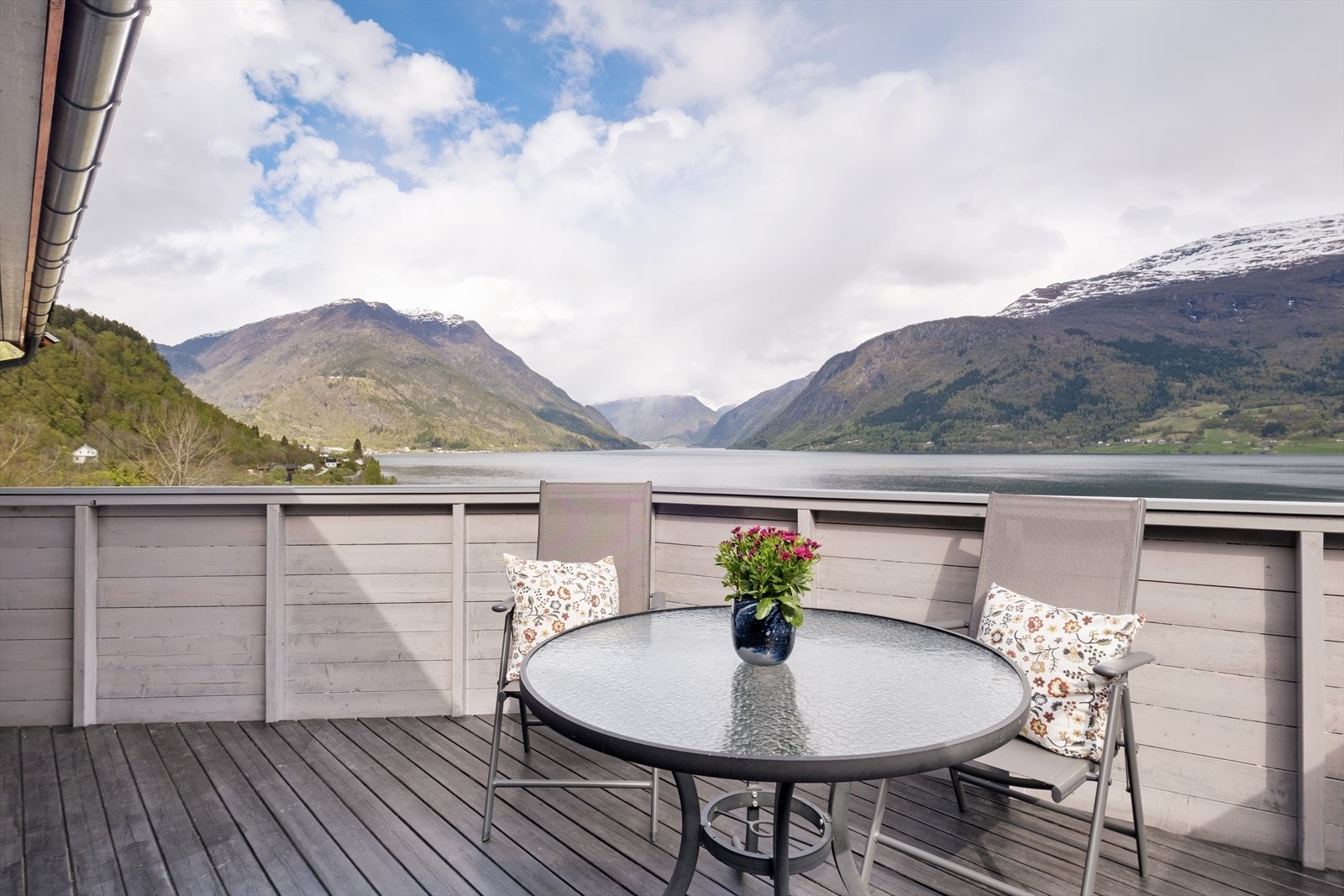 Frå veranda har du utsikt heilt til Skjolden Galleribilde