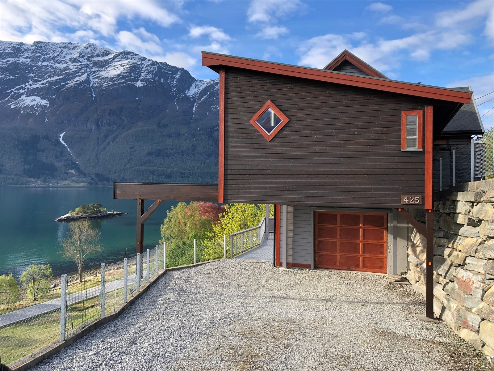 Fint opparbeida tun med carport og garasje, samt fleire biloppstillingsplassar(privat bilde) Galleribilde