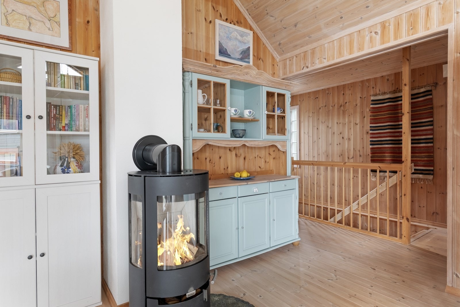 Det er montert vedomn som ekstra oppvarmingskjelde i stova. Galleribilde