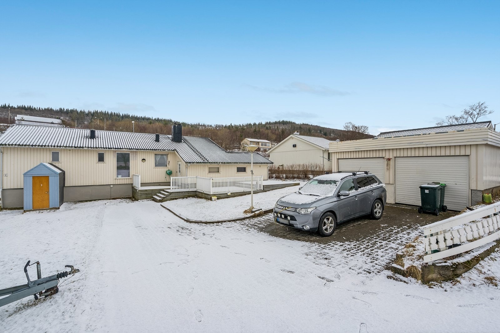 Innkjørselen er steinlagt og har gode parkeringsmuligheter, både i garasje og på gårdsplassen. Galleribilde