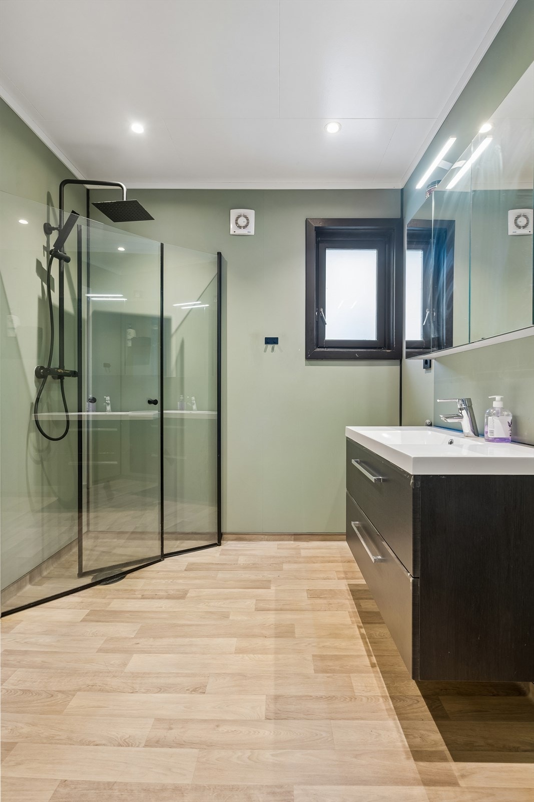 Badet har moderne dusj og bederomsinnredning, samt elektrisk styrt avtrekksvifte. Galleribilde