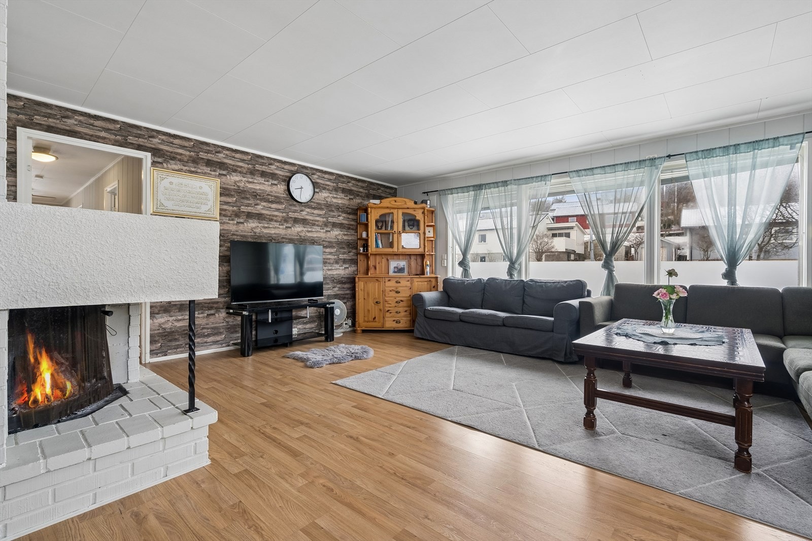 Koselig stue med store vindu som slipper inn det fine lyset i nord. Åsen peis for varme og hygge. Galleribilde