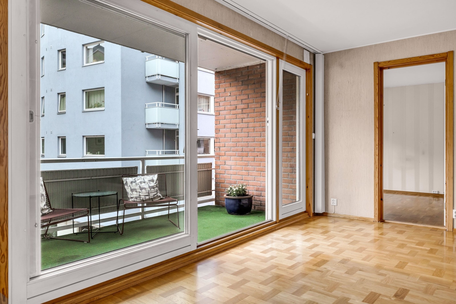 Utgang til balkong fra stuen. Galleribilde