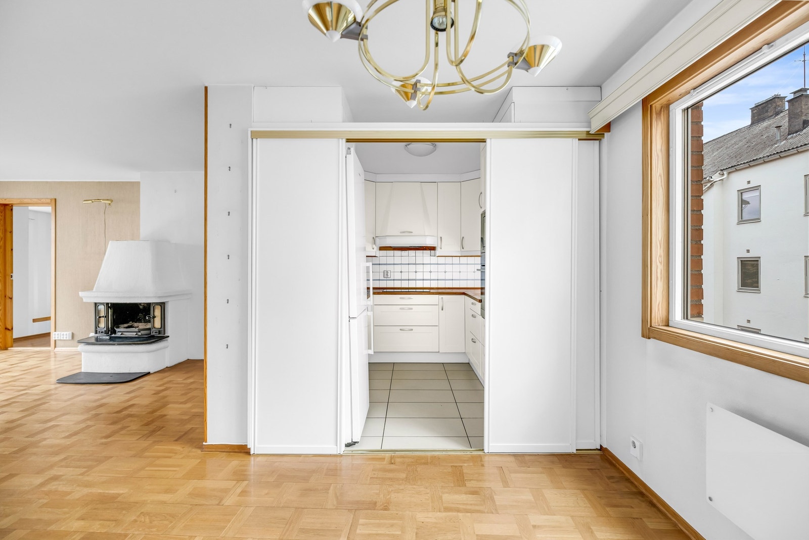 Inngang til kjøkken fra stuen. Galleribilde
