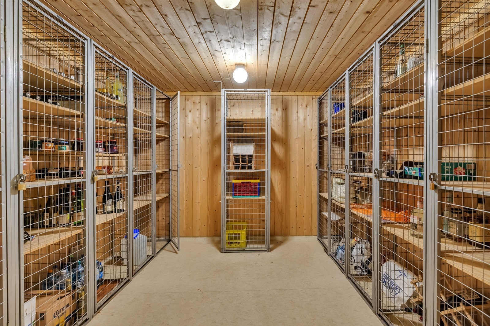 Disponerer også plass i liten matbod i felles kjølerom. Galleribilde