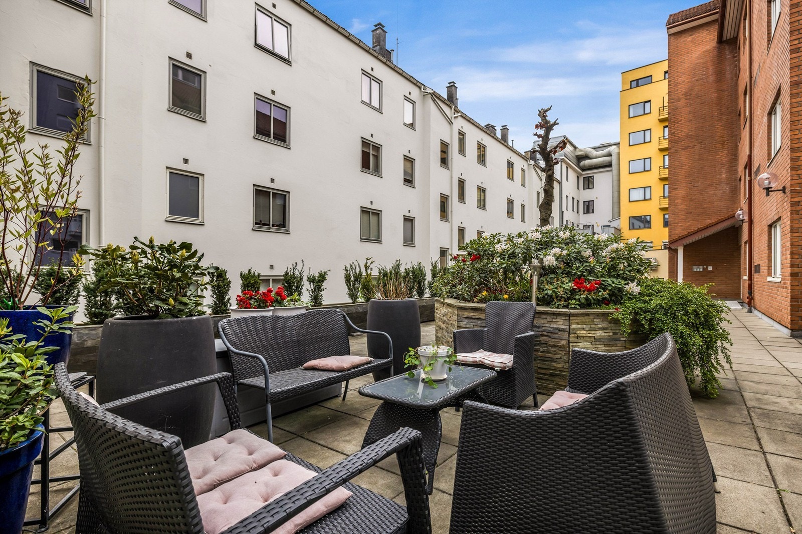 Hyggelig felles uteplass til beboere. Galleribilde