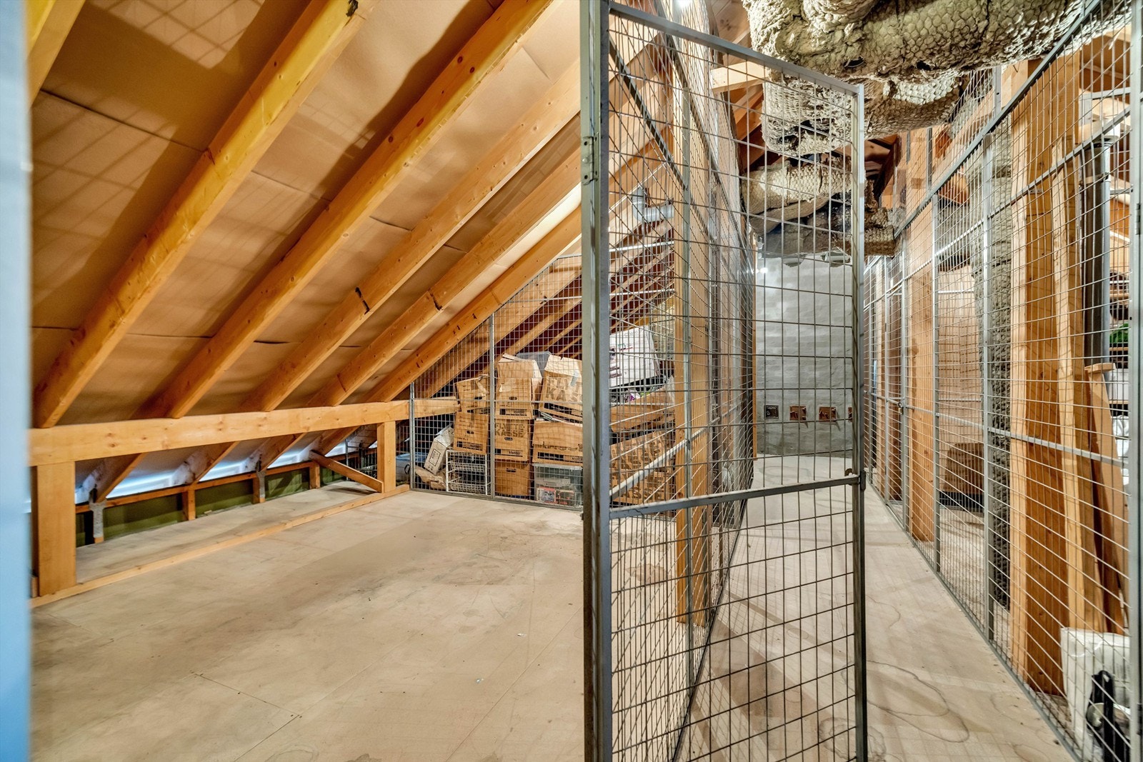 Boligen disponerer en stor bod på loftet. Loftsboden har et totalt gulvareal (GUA) på 17 m2, men grunnet skråtak/lav takhøyde er kun 9 m2 av arealet måleverdig som bruksareal. Galleribilde