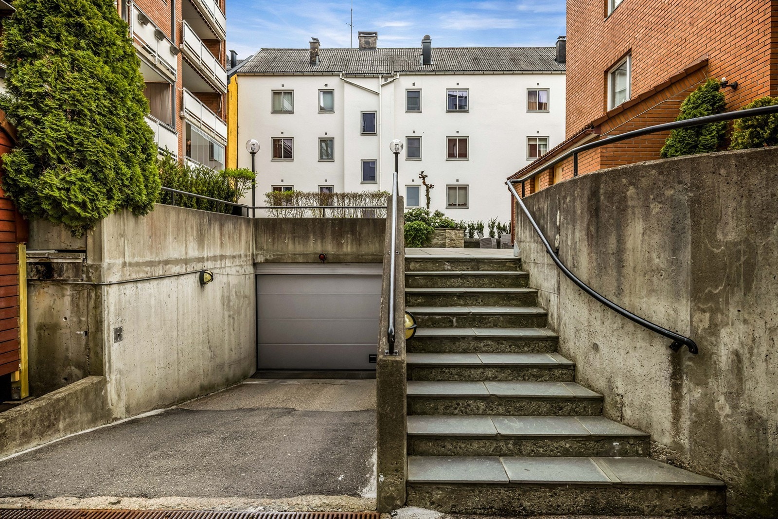Bogstadveien 33 og 35, samt Ole Vigs gate 14 har leierett til biloppstillingsplasser i garasjeanlegget i Ole Vigs gate 14 og Bogstadveien 33. Galleribilde