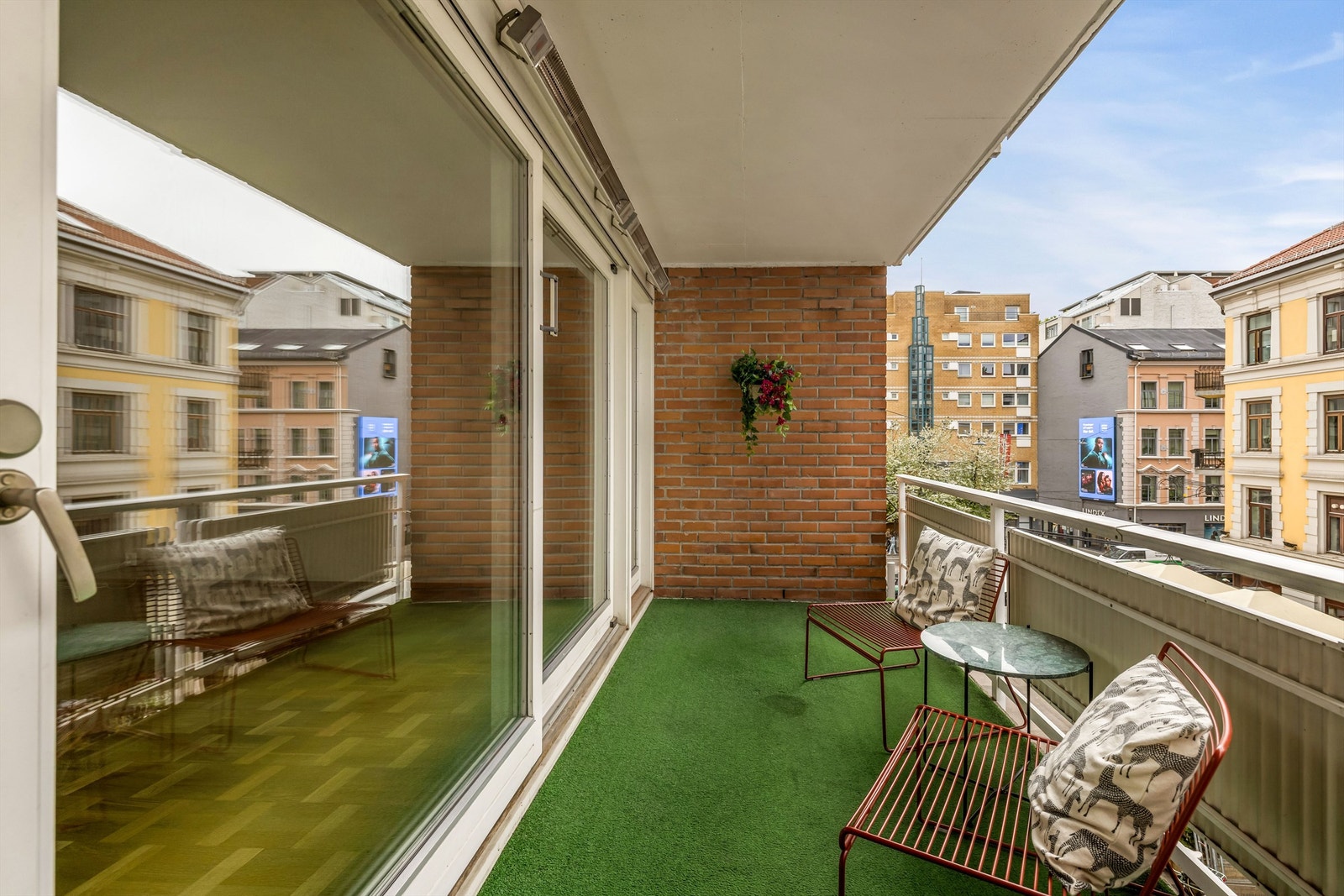 Balkongen har ifølge selger solforhold fra ca 12-20 sommerstid og har en trivelig utsikt ut til Bogstadveien. Galleribilde